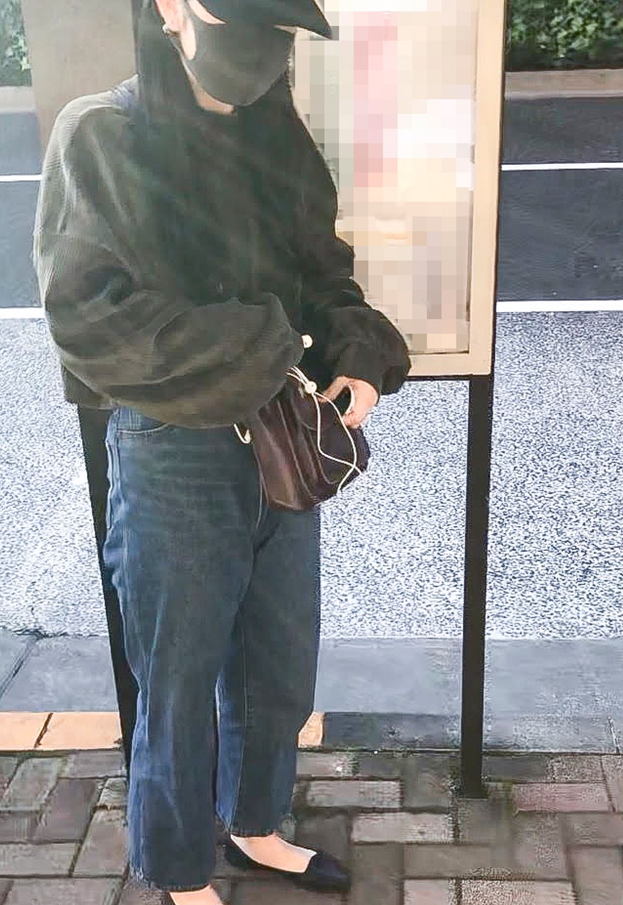 MARIA愛子上月下旬在平日早上才搭計程車返家,似乎沒有到學校上課。(翻攝自《週刊女性》)