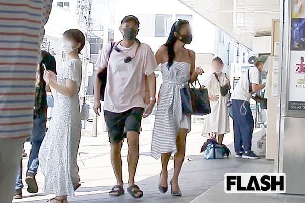Zeebra(左)今年8月帶著小三到度假村享受三天兩夜的兩人時光。(翻攝自《FLASH》週刊)
