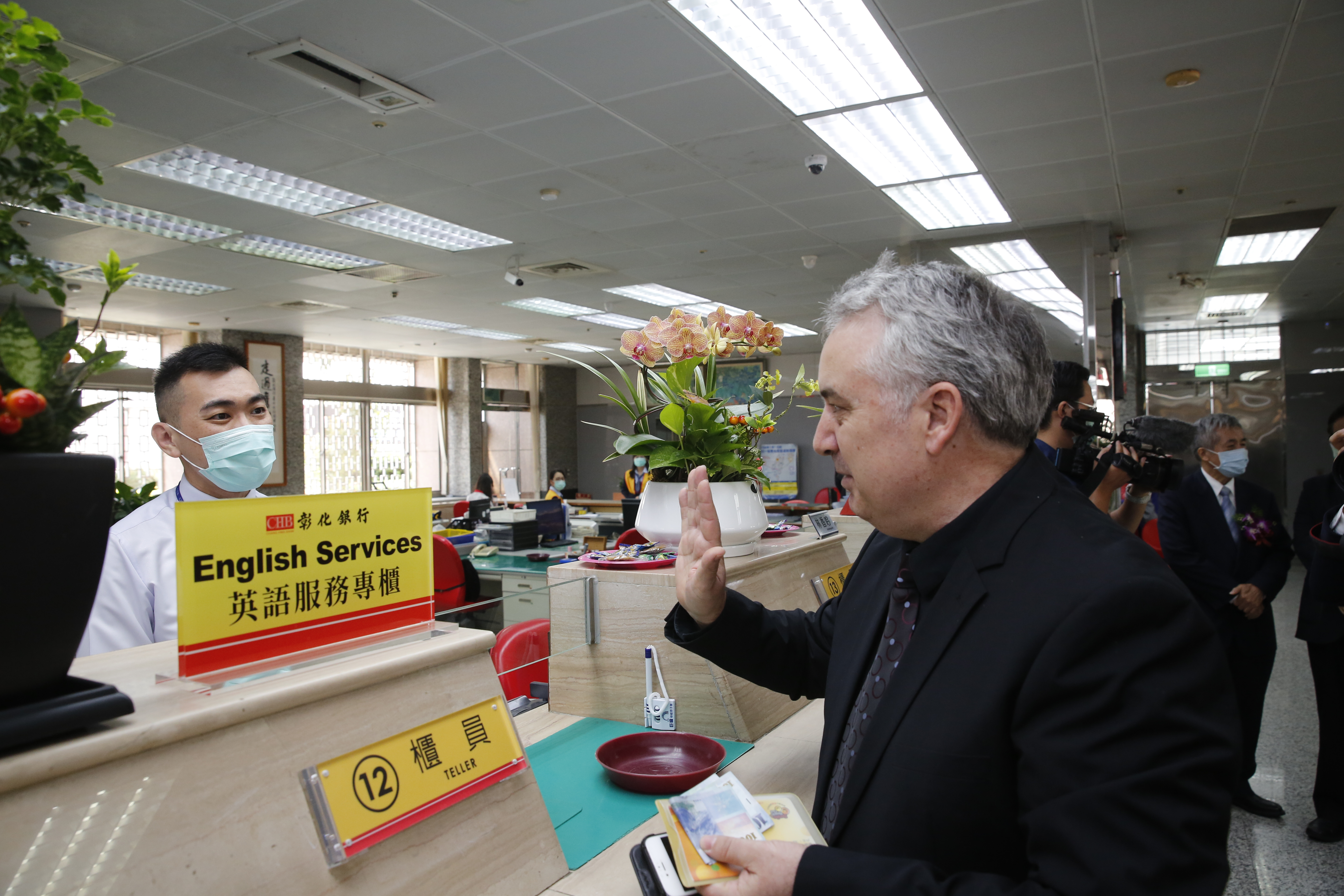 金管會推動雙語分行，彰銀台中分行為示範分行。