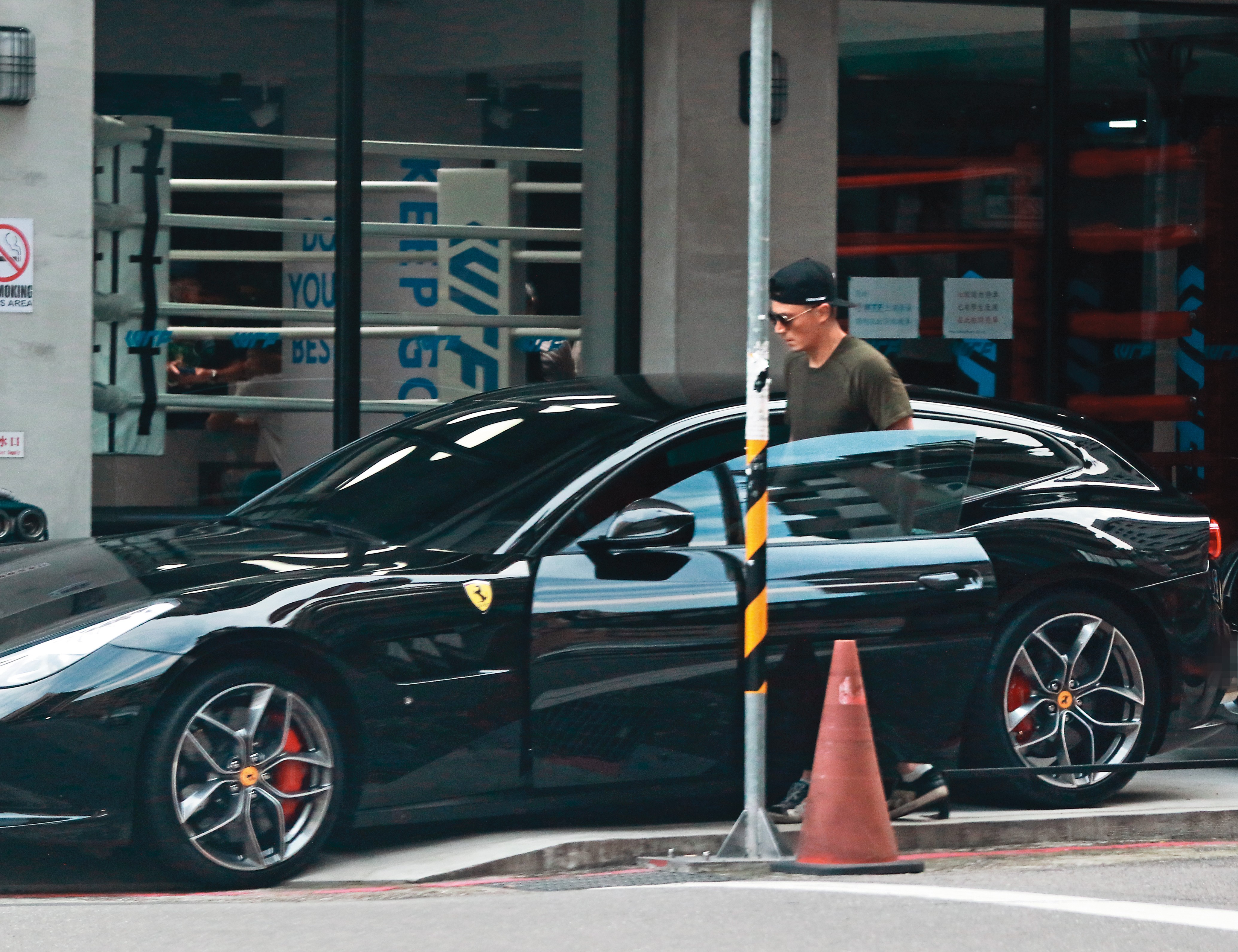 10月28日 16:32, 運動完後,霍建華離開健身房,卻沒回到原本中山北路二段那棟豪宅。