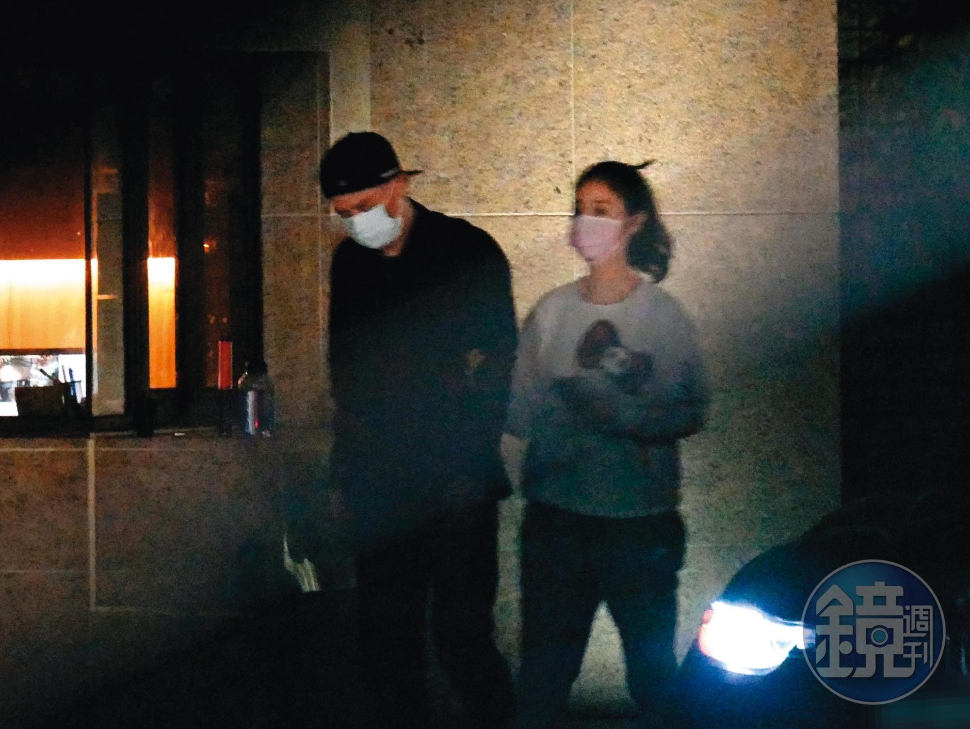 21:32,霍建華(左)先下了計程車,看來腳步有些不穩。林心如(右)則隨後跟上。