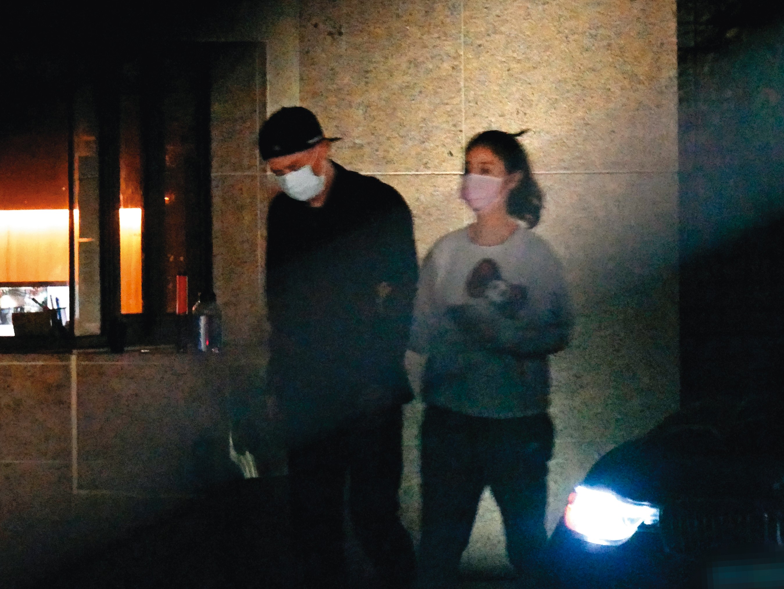 21：32，霍建華（左）先下了計程車，看來腳步有些不穩。林心如（右）則隨後跟上。