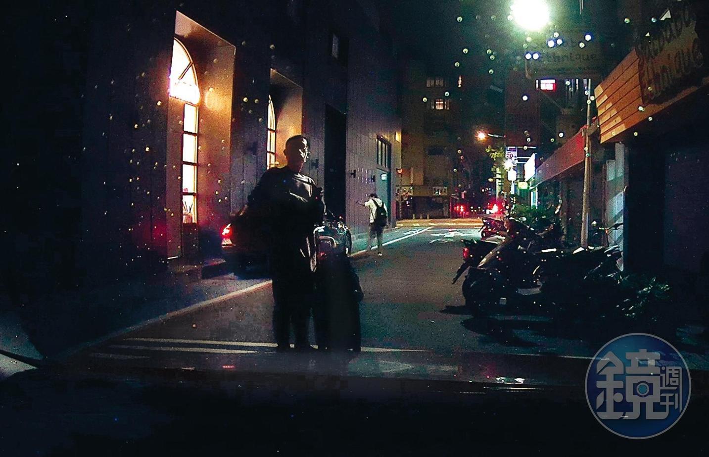 10月29日01:01,教練待了超久,直到半夜,才從霍建華新家離開。