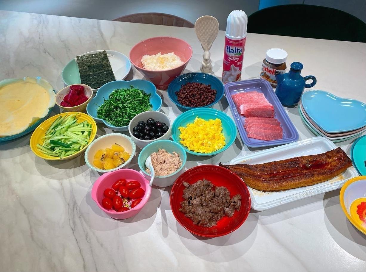 福原愛分享生日餐桌上的料理，和公公、婆婆、老公及孩子們一起舉辦壽司、可麗餅趴。（翻攝自福原愛臉書）