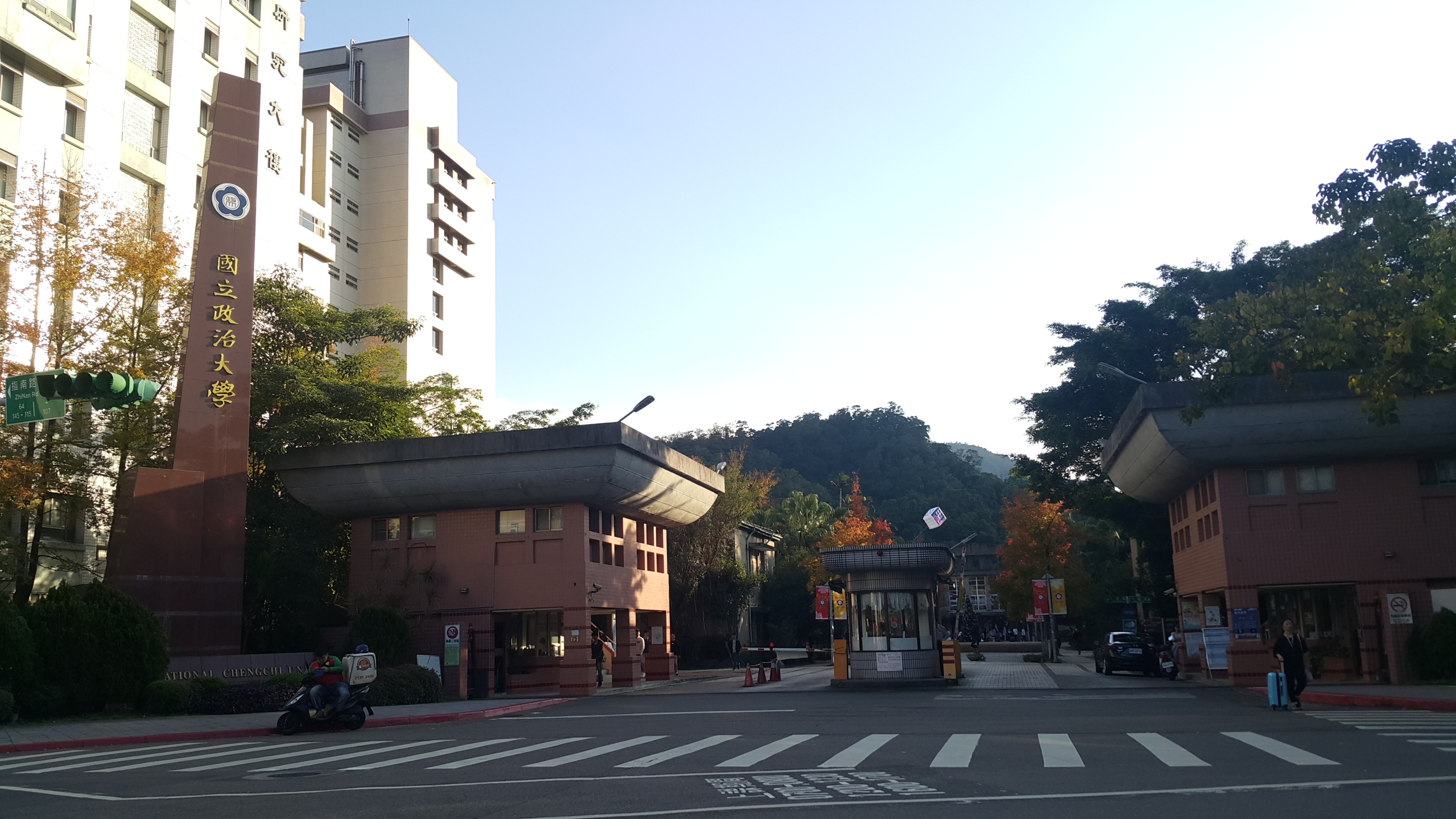 政治大學日前宣布與世新大學、華梵大學、中國科大、景文科大、東南科大及台灣戲曲學院等6校共組「文山聯盟」，卻在網路論壇掀起「戰校」爭論。（本刊資料照）