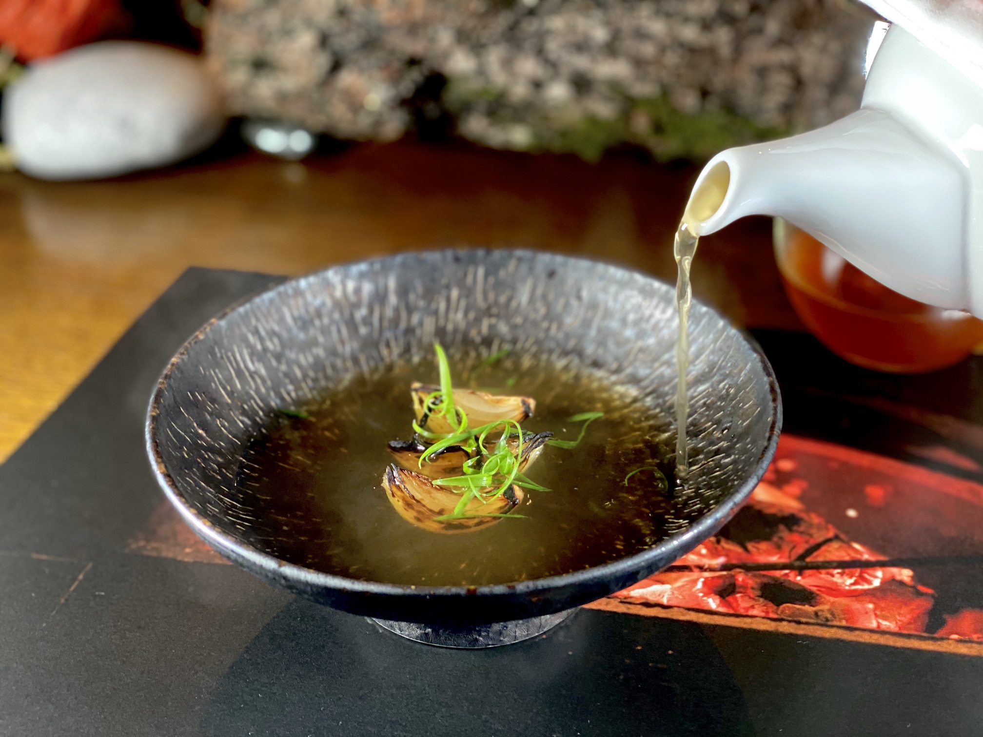 「洋蔥湯」以澄清洋蔥雞湯為底，搭配煙燻日本小洋蔥及蝦夷蔥。