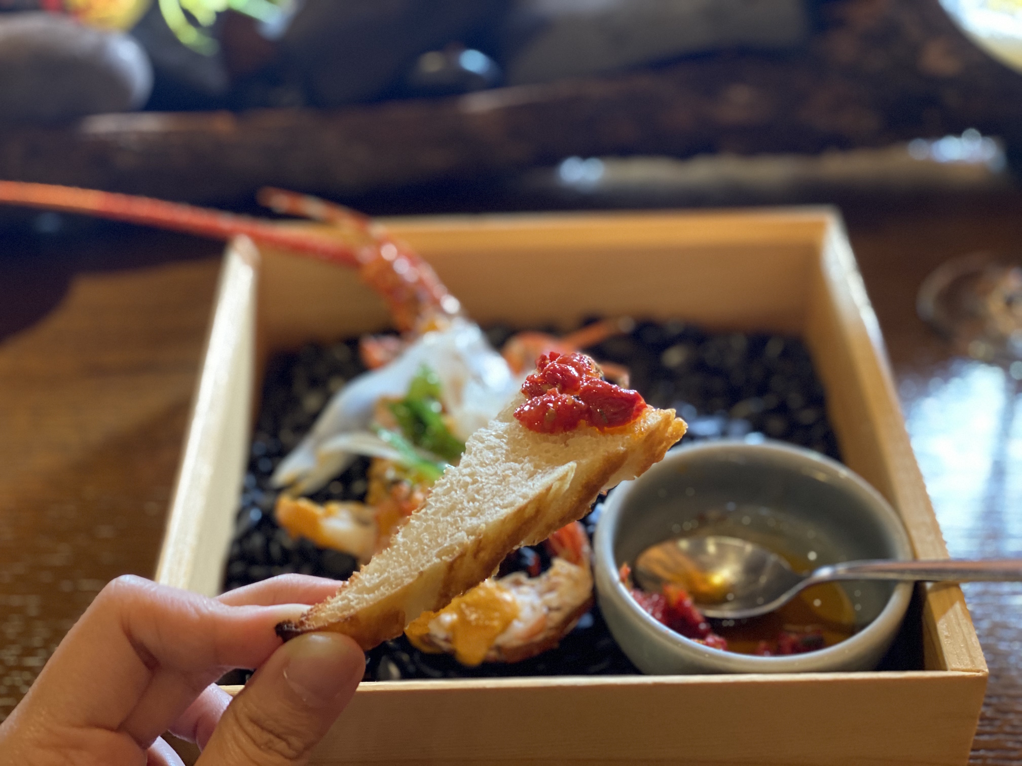 佐餐的佛卡夏麵包出自晶英酒店行政西點主廚羅倫，搭配風乾番茄、龍蝦油蘸醬。