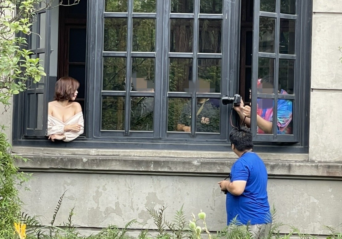 一名鄉民在松菸驚遇超胸妹。(翻攝自PTT)