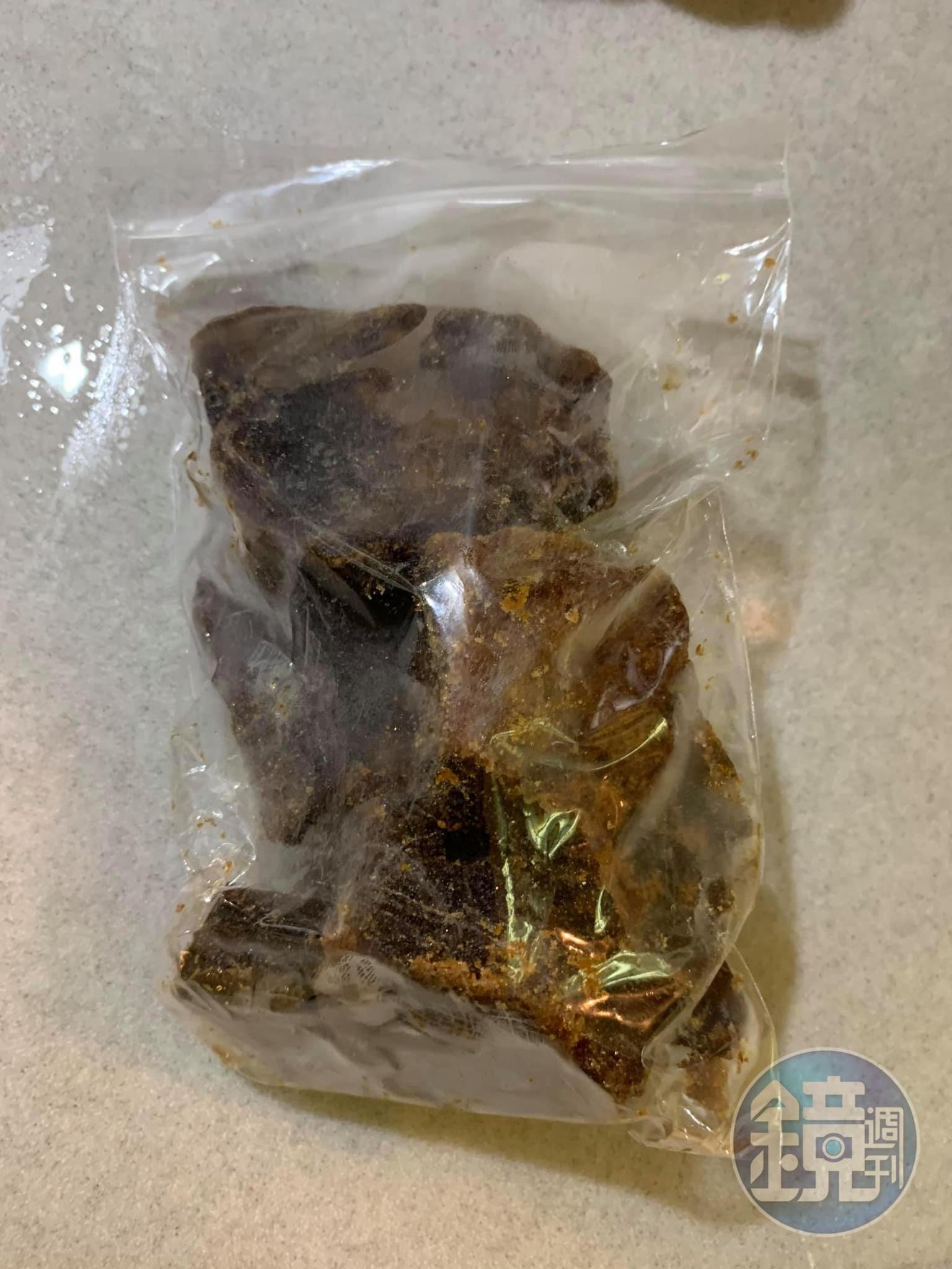 台灣黑糖塊1包。