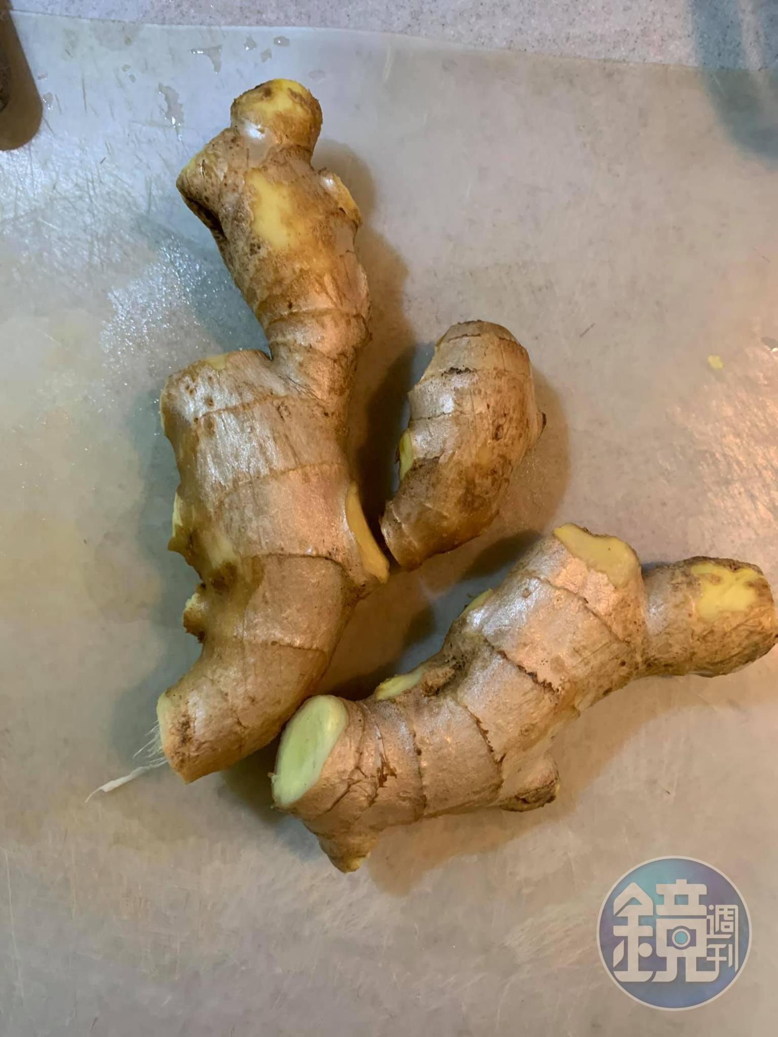 老薑洗淨。