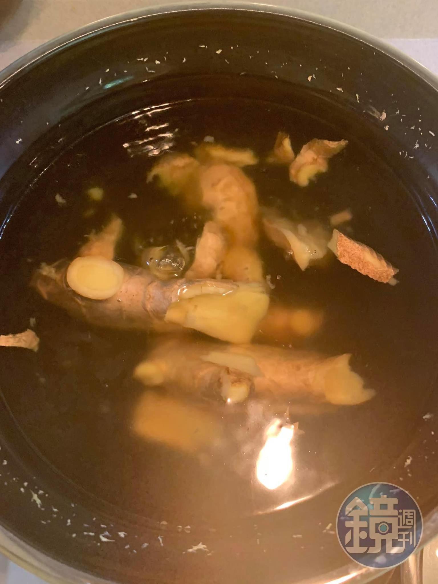 煮薑母水，撈出薑母。