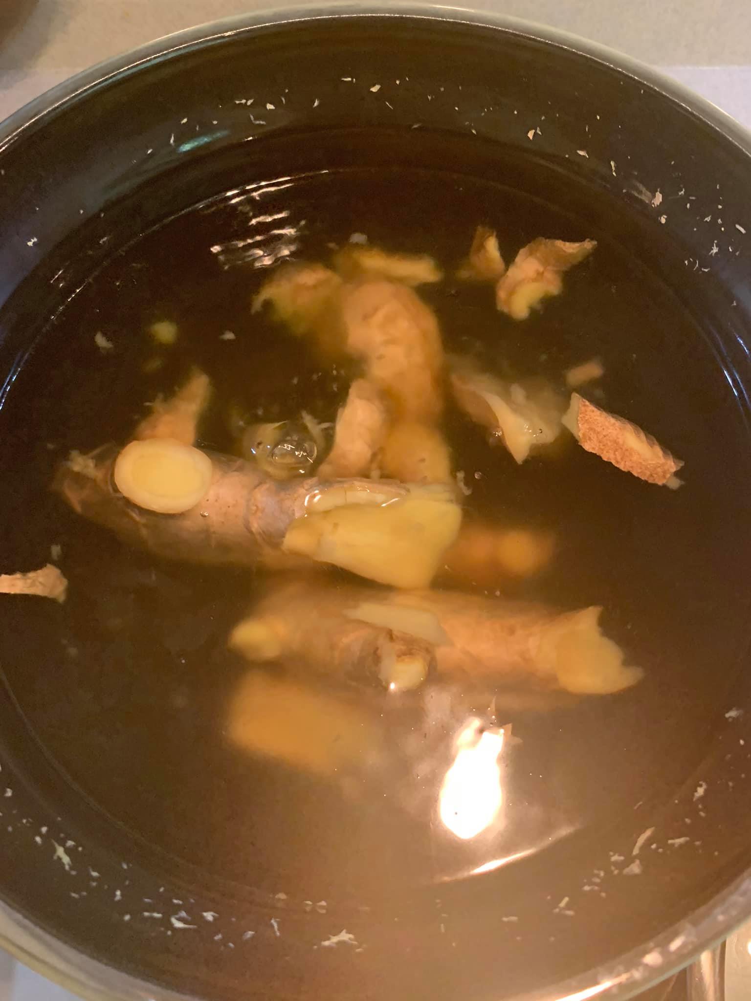 煮薑母水,撈出薑母。