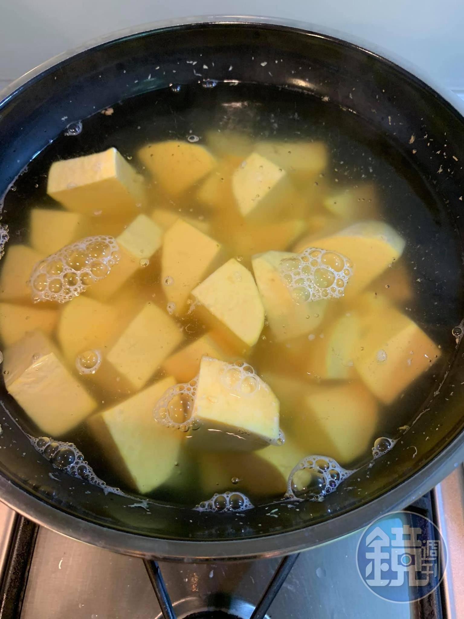 地瓜與薑片同煮，煮20分鐘即可。