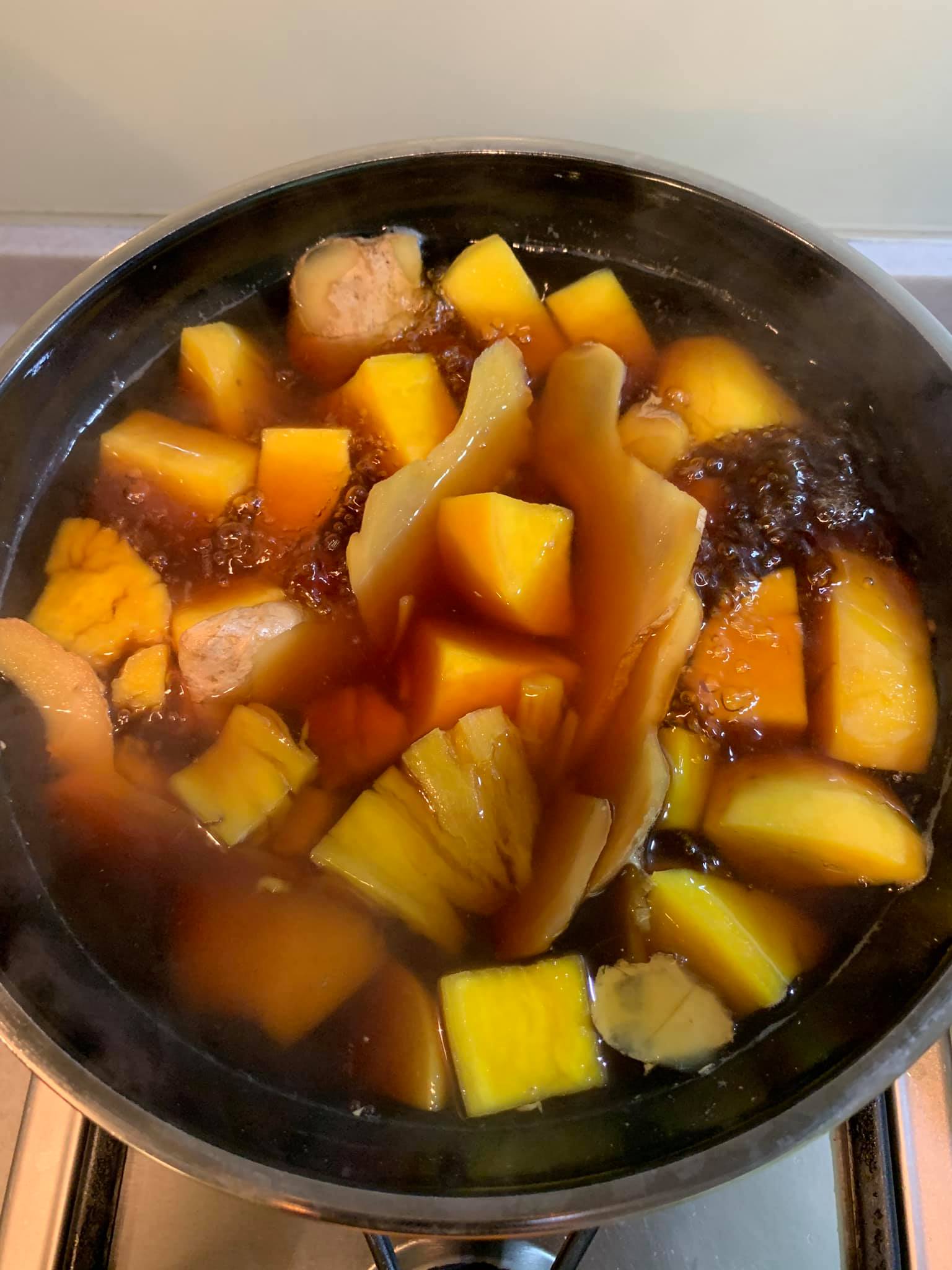 煮成黑糖薑母地瓜湯。
