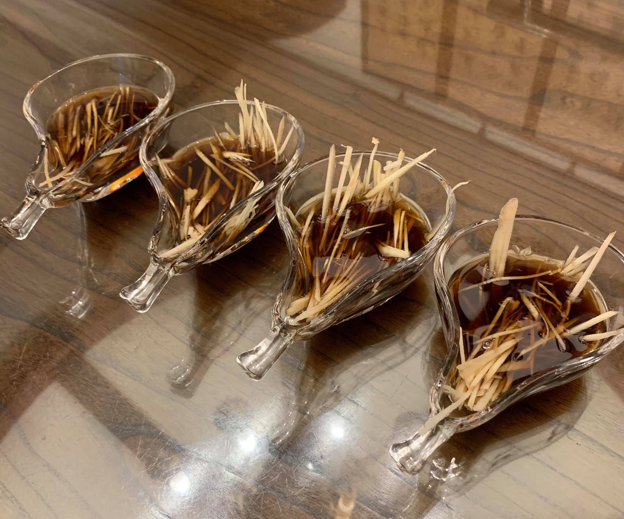 把鎮江醋調煮好的白糖水,倒進鋪好薑絲的碟子。