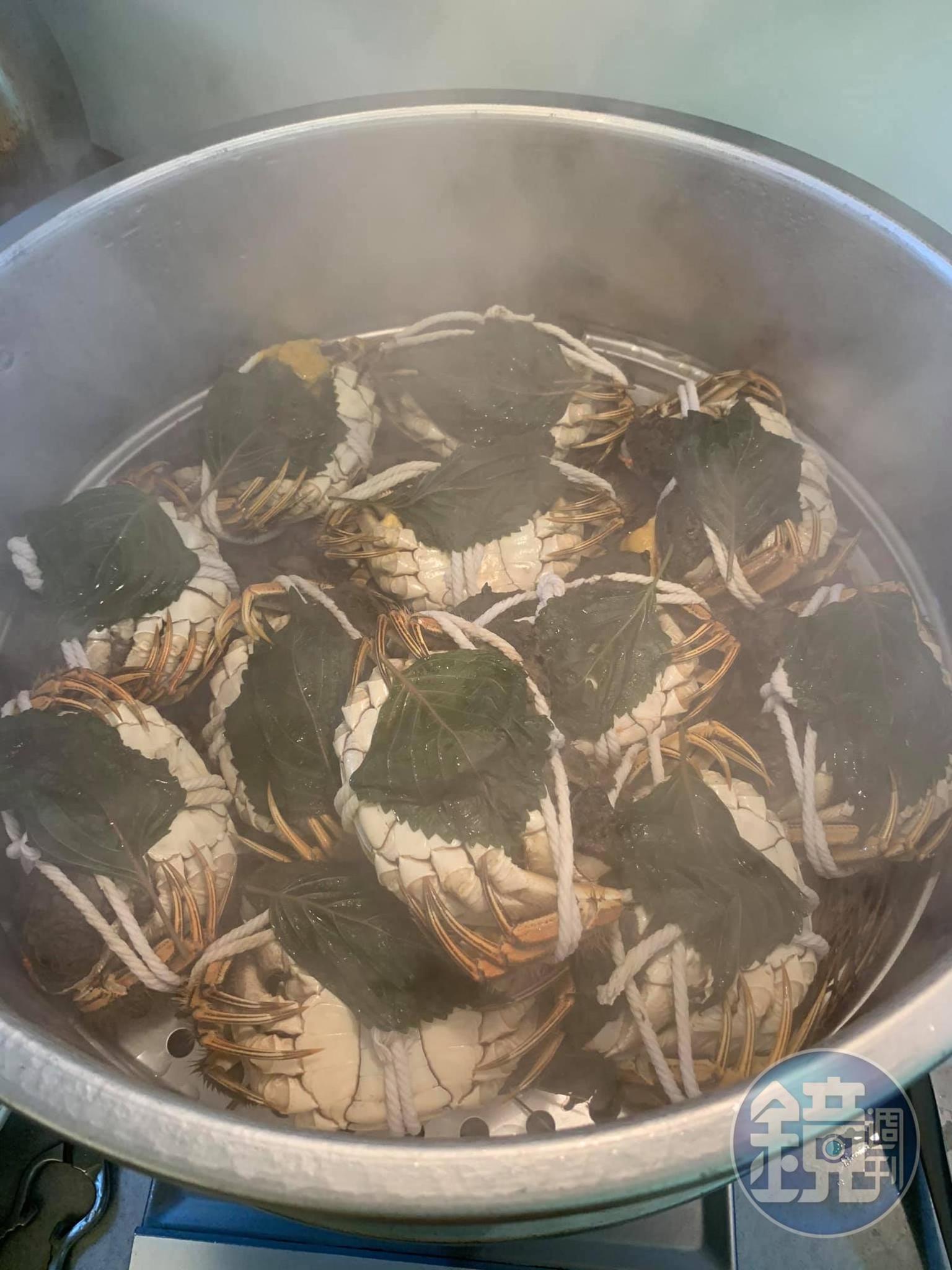 大閘蟹蒸15分鐘後，倒花雕酒在白肚上。