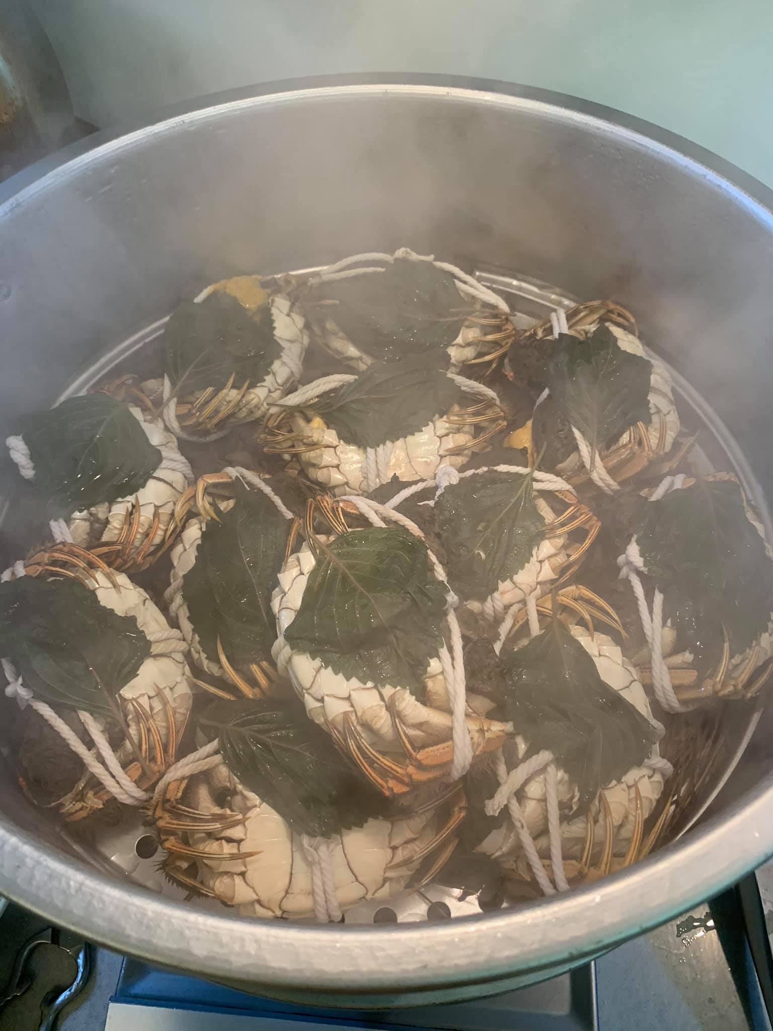大閘蟹蒸15分鐘後,倒花雕酒在白肚上。