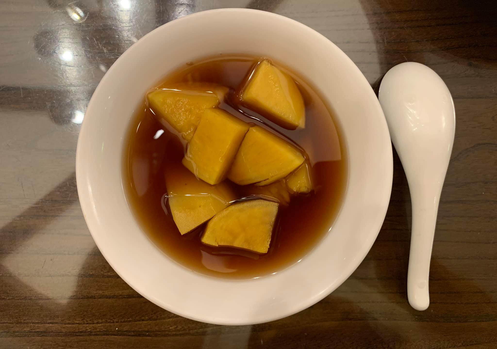 配上黑糖薑母地瓜湯。