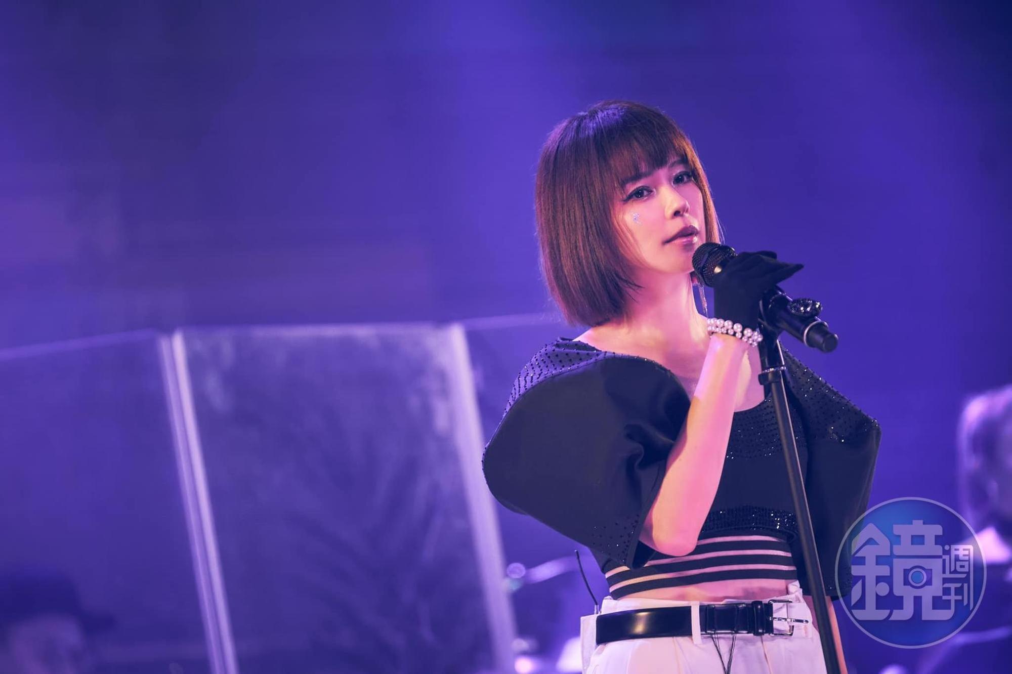 徐若瑄上週二舉辦「V Live音樂分享會」,演唱〈狠狠愛〉〈假扮的天使〉等多首招牌經典歌。(翻攝自徐若瑄臉書)