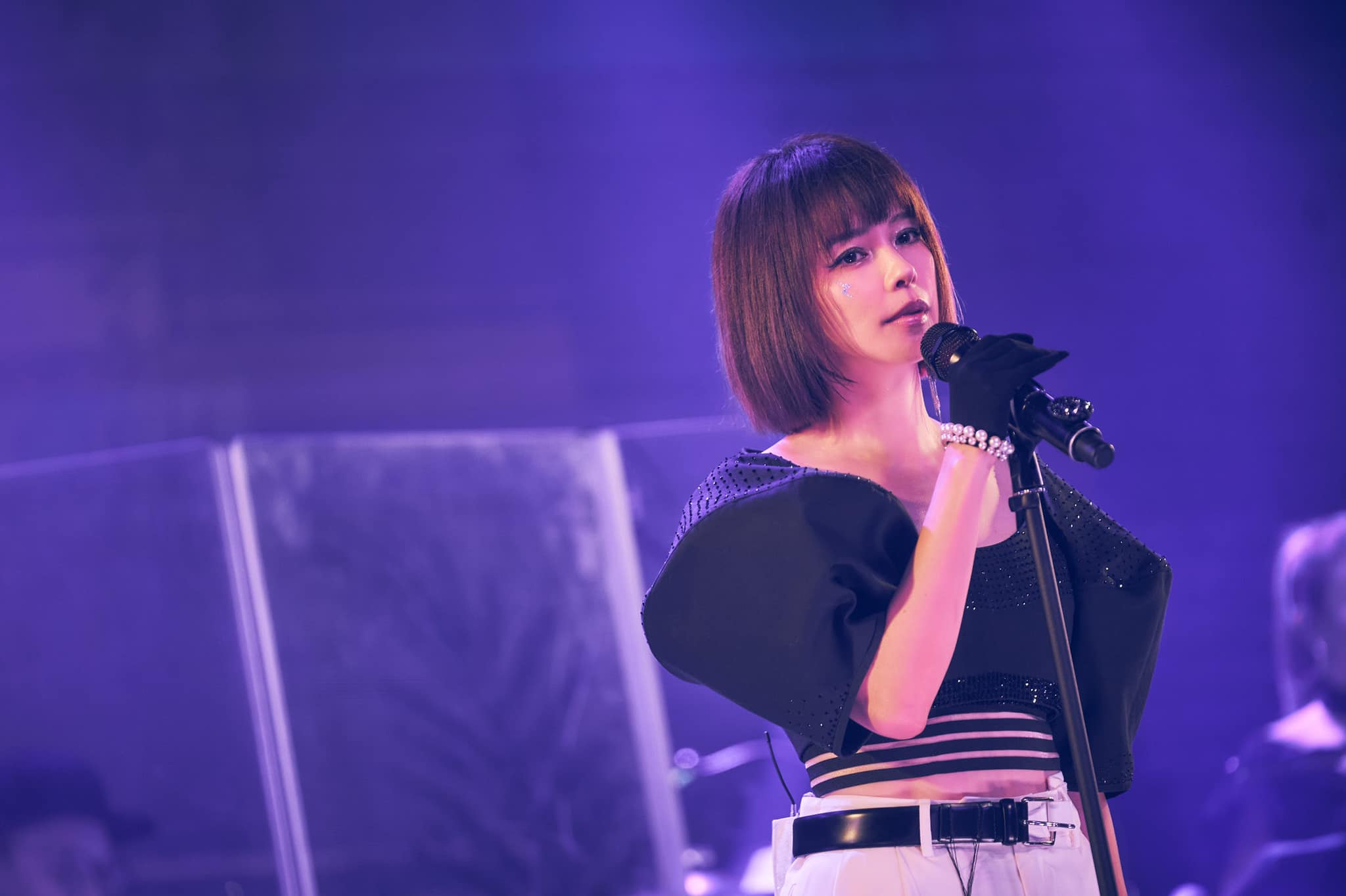 徐若瑄上週二舉辦「V Live音樂分享會」，演唱〈狠狠愛〉〈假扮的天使〉等多首招牌經典歌。（翻攝自徐若瑄臉書）