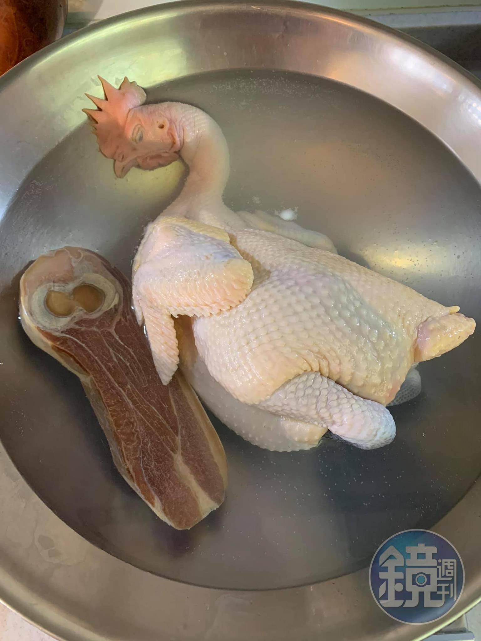 火腿也要汆燙。