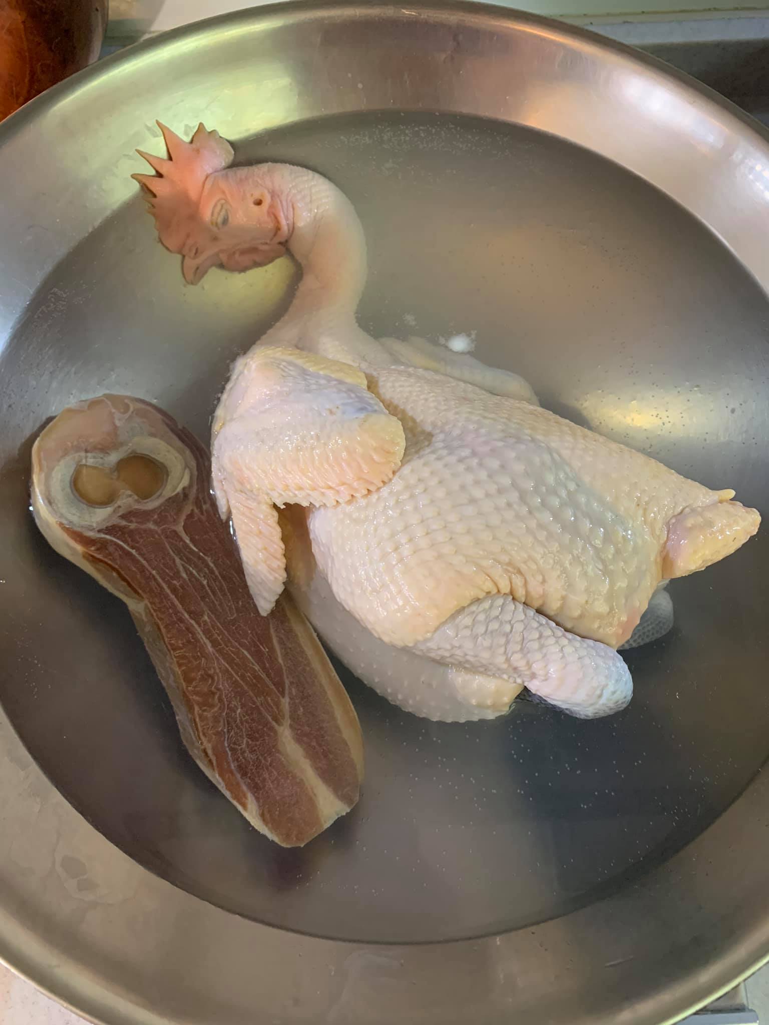 火腿也要汆燙。