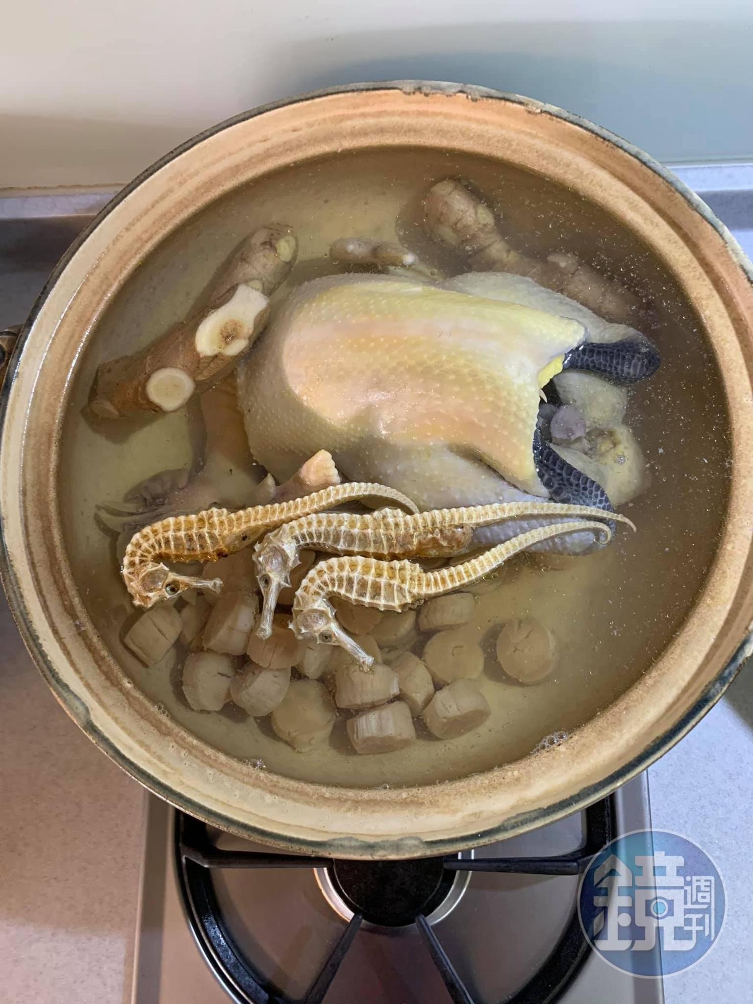 將所有食材放入鍋內。