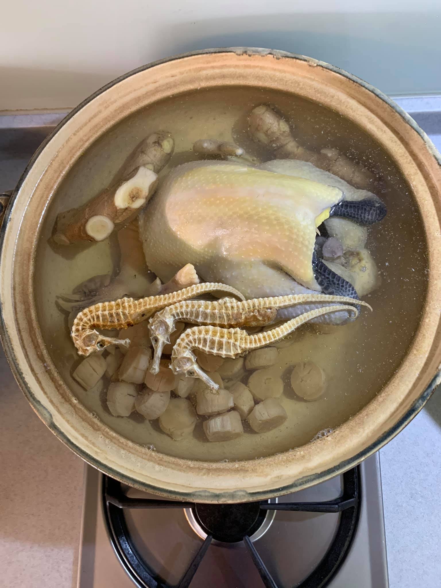將所有食材放入鍋內。