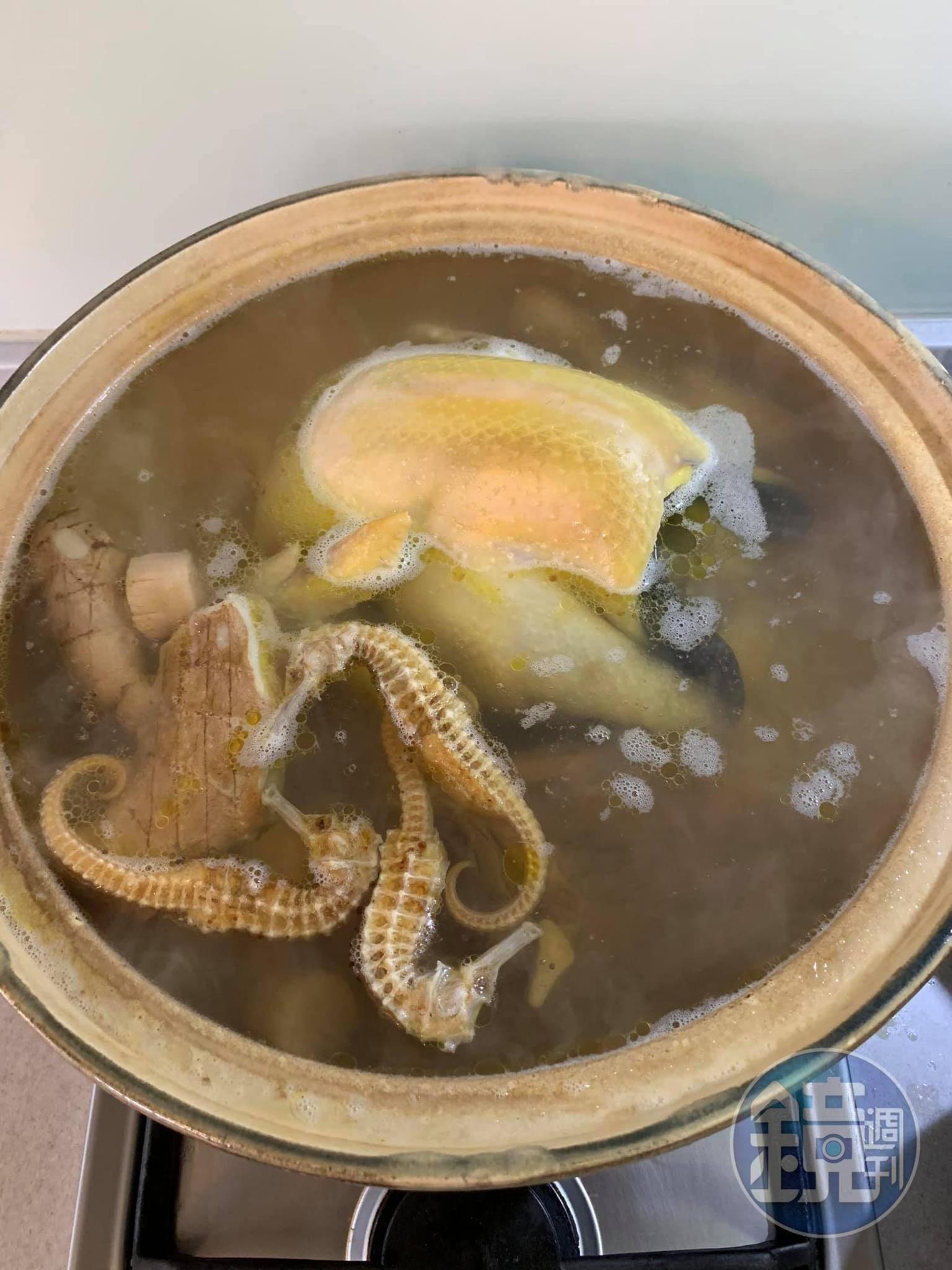 煮到後來，海馬會縮會沉。