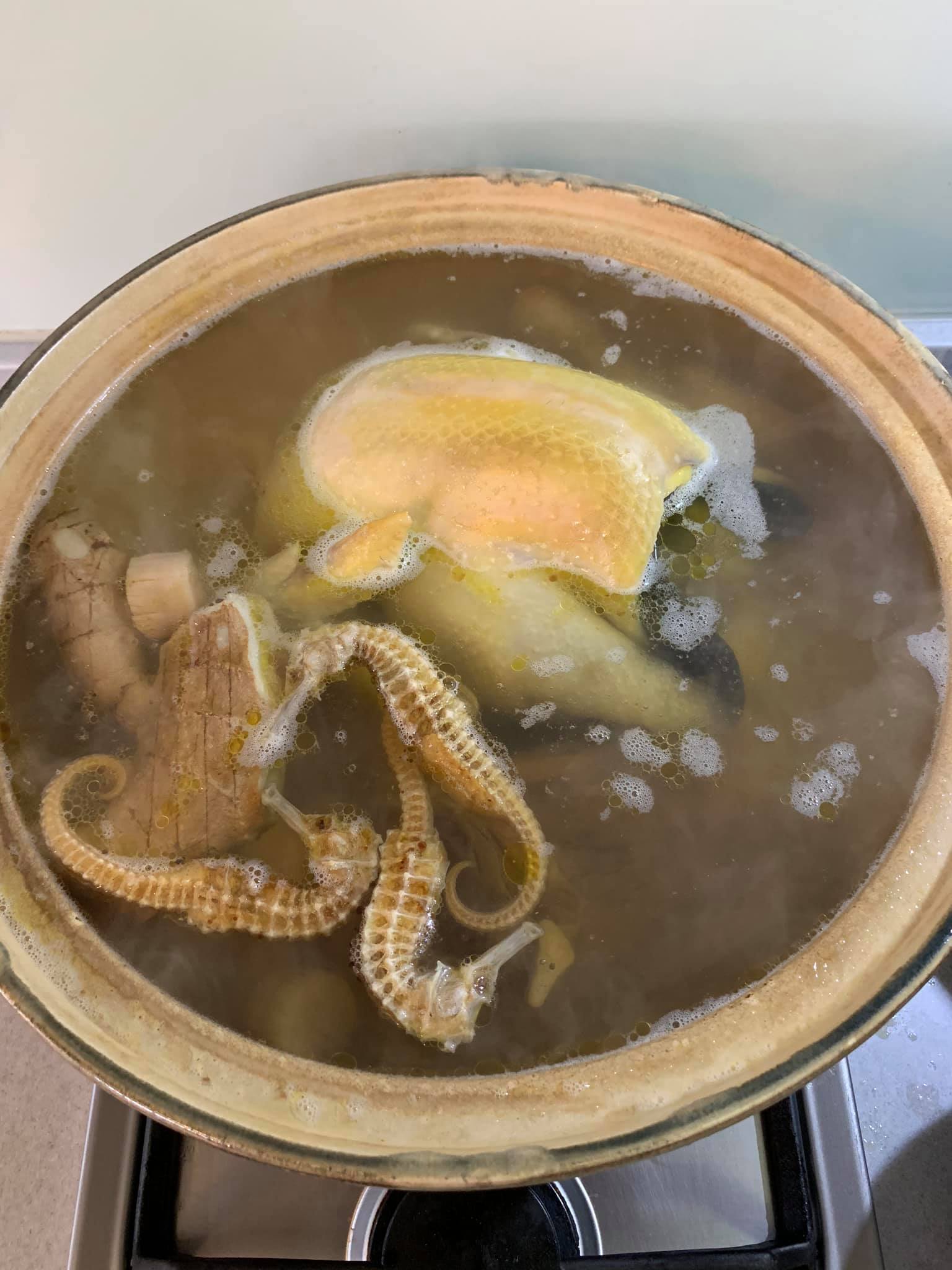 煮到後來,海馬會縮會沉。