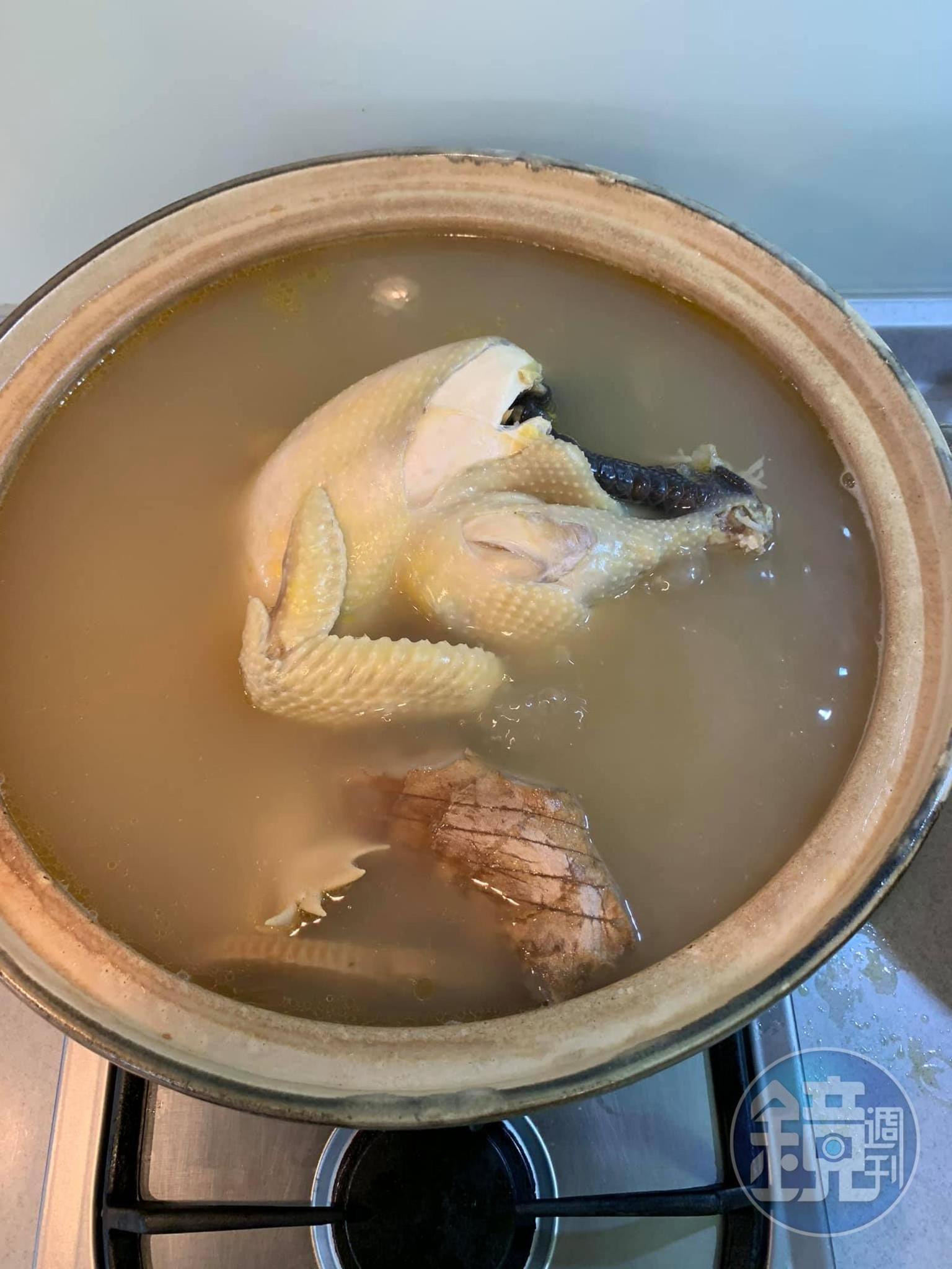 開鍋後繼續撈到無油，這是最重要過程。最後取出薑和火腿。