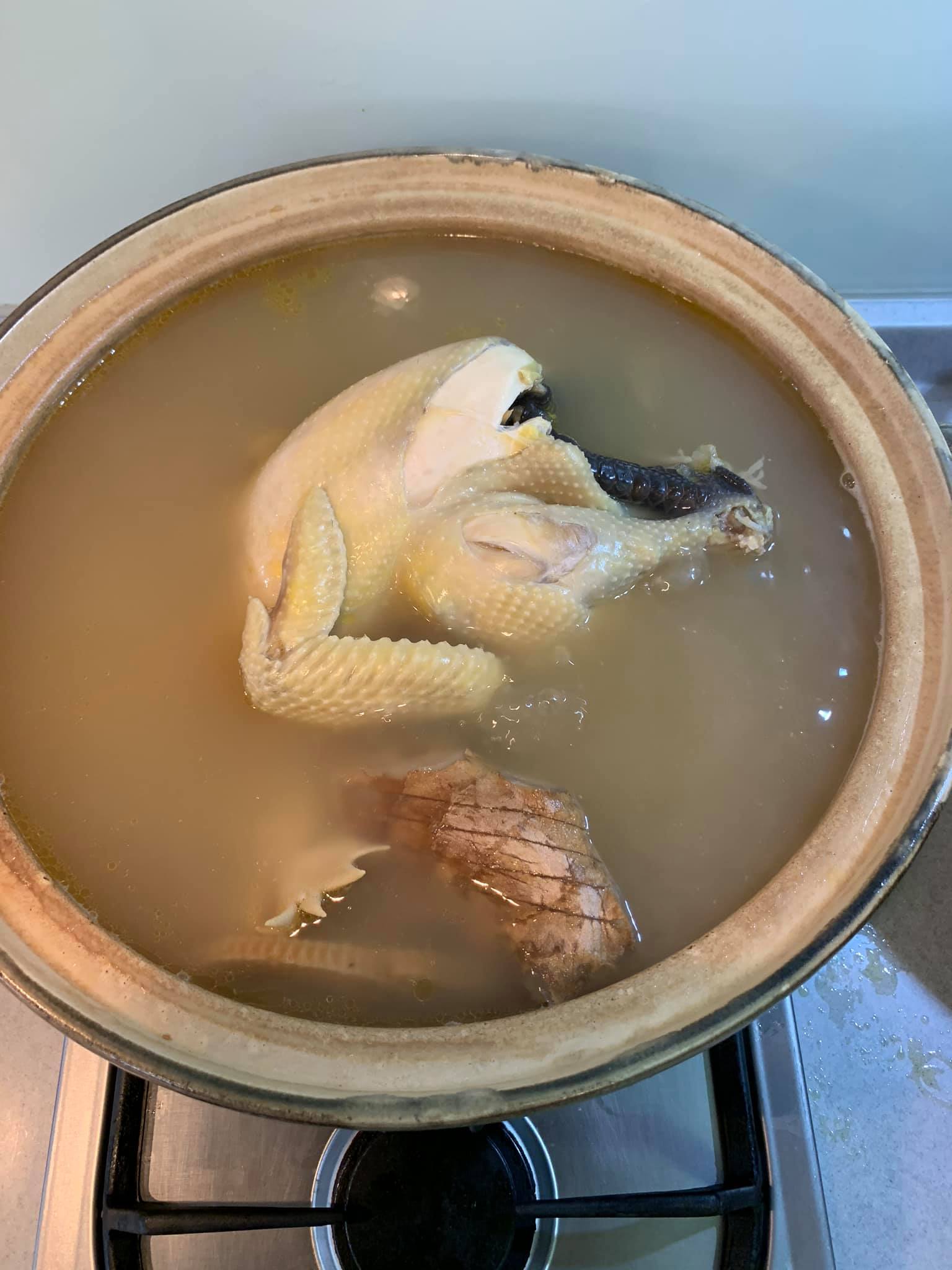 開鍋後繼續撈到無油,這是最重要過程。最後取出薑和火腿。