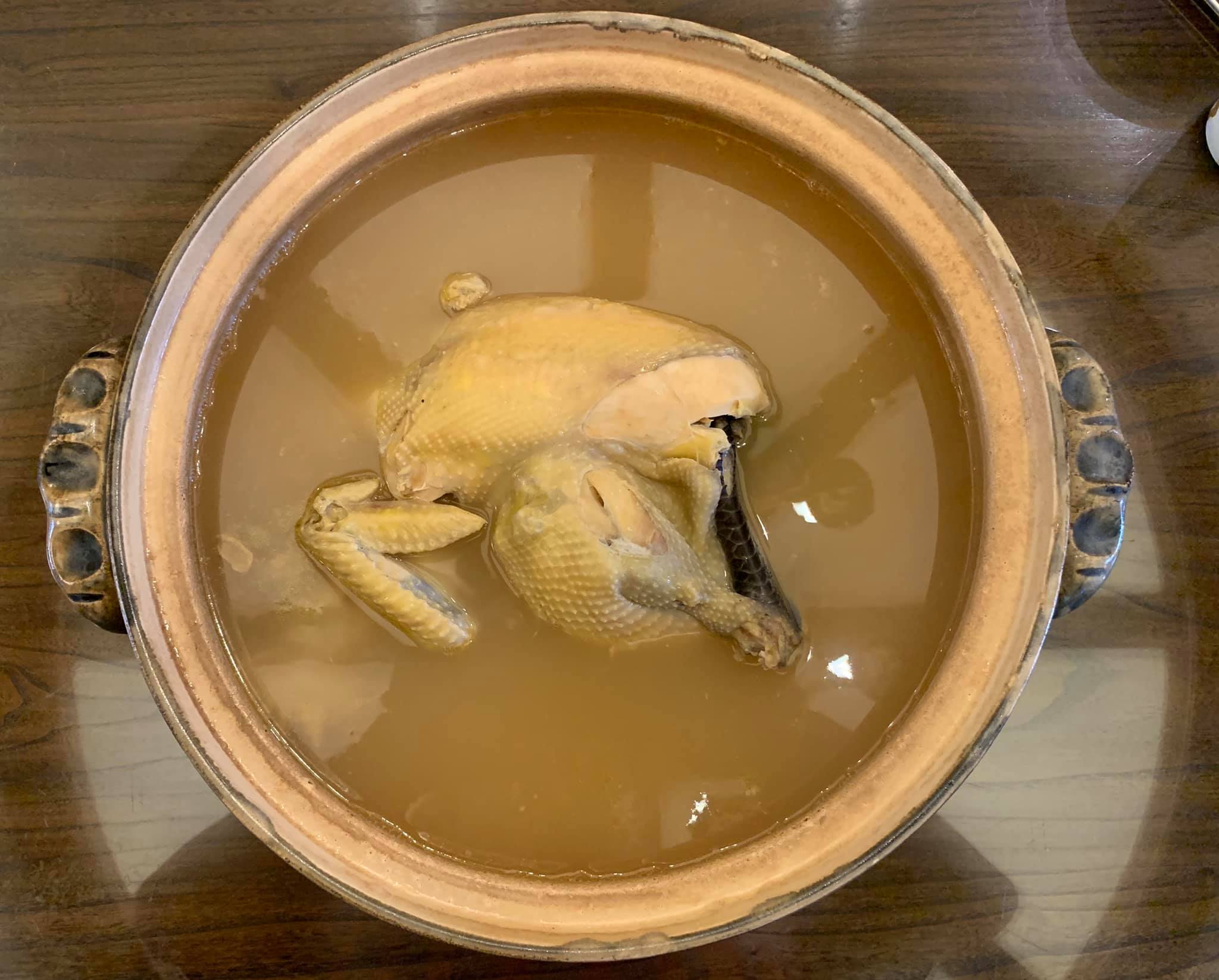 金黃色的海馬雞湯,整鍋上桌。