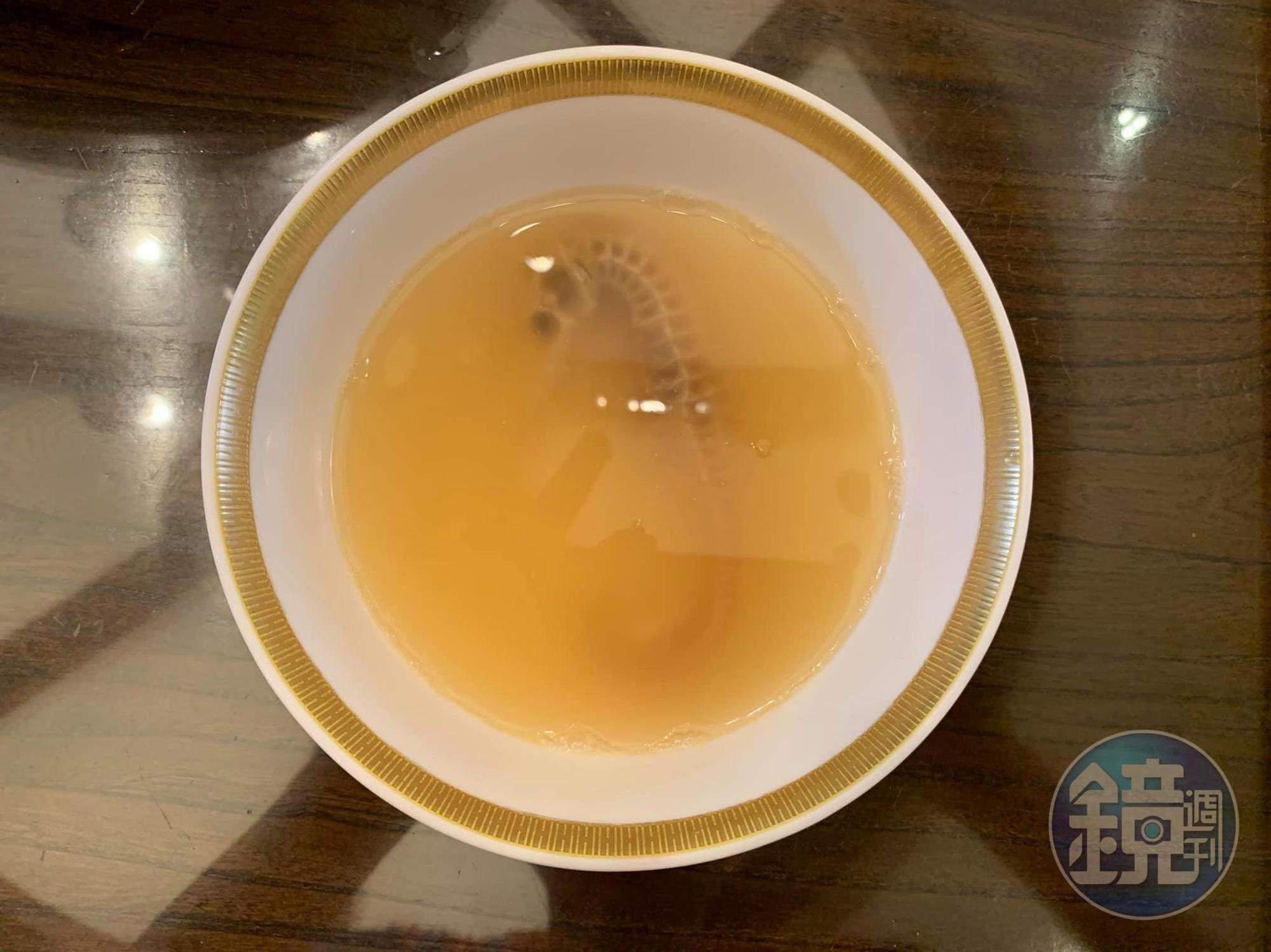 家傳的雞湯色澤。