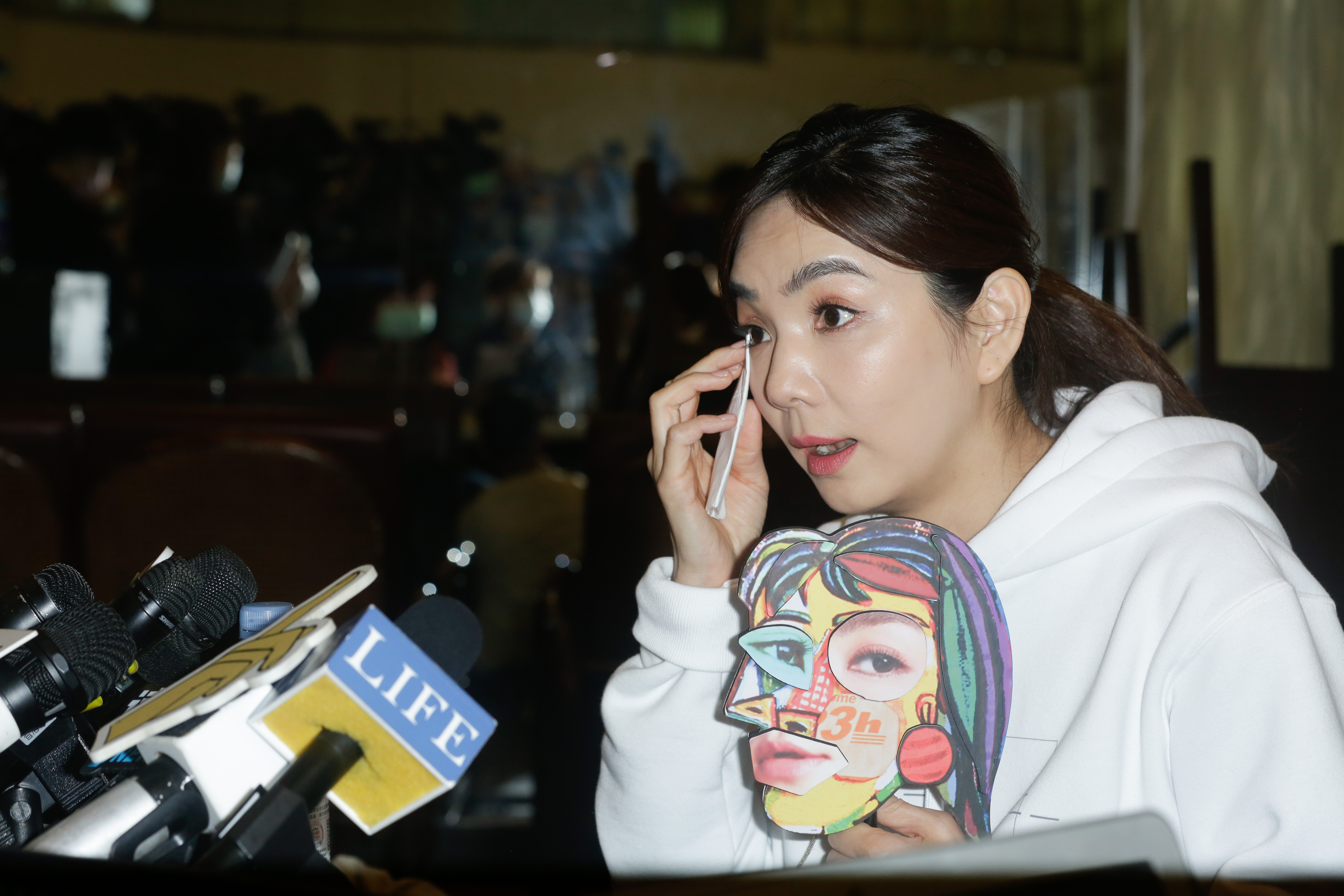 提到了〈我的未來不是夢〉，Ella一時情緒激動而落淚。