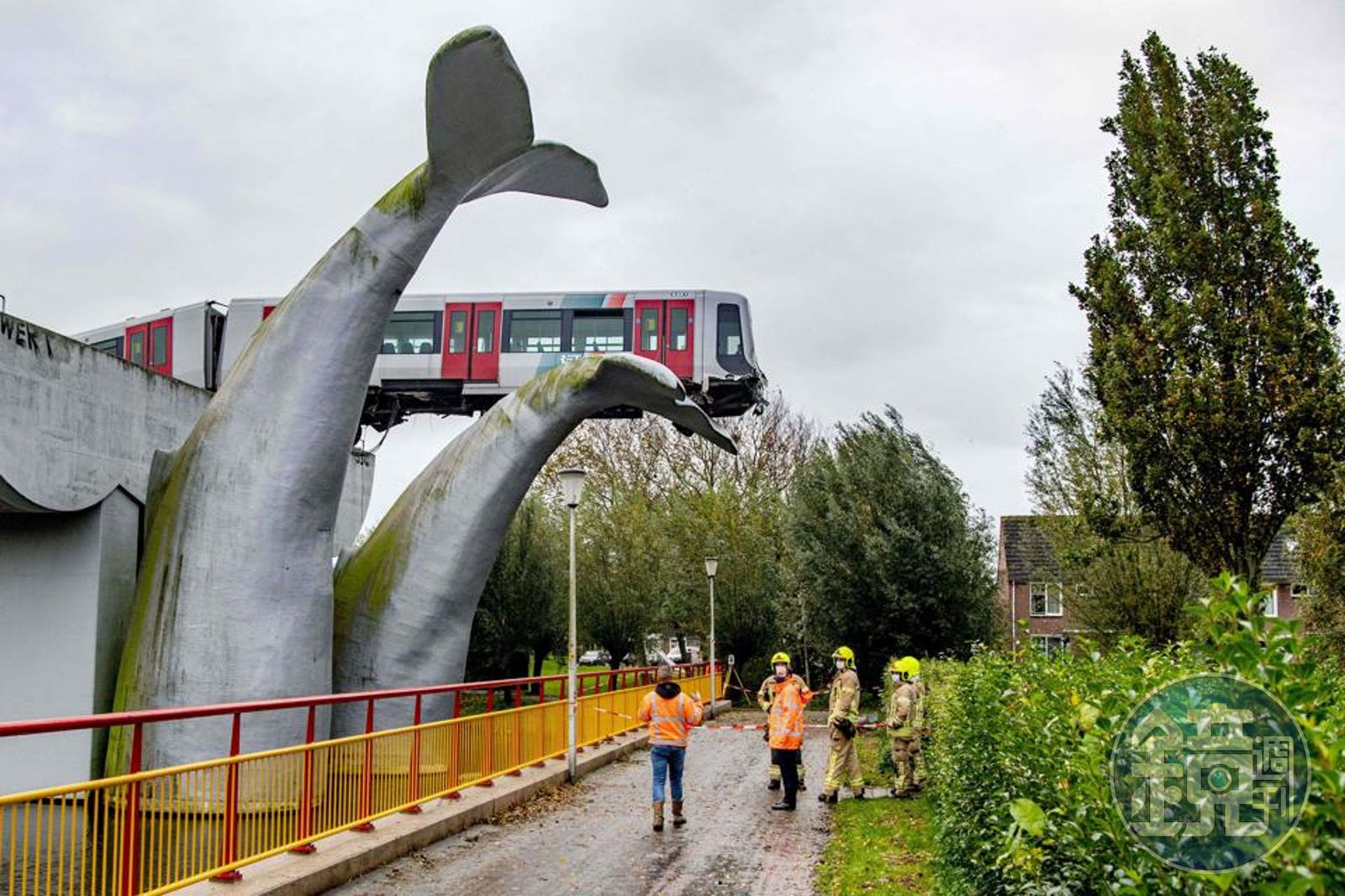 荷蘭捷運失控脫軌衝出盡頭「鯨魚尾巴」神救援保命- 鏡週刊Mirror Media