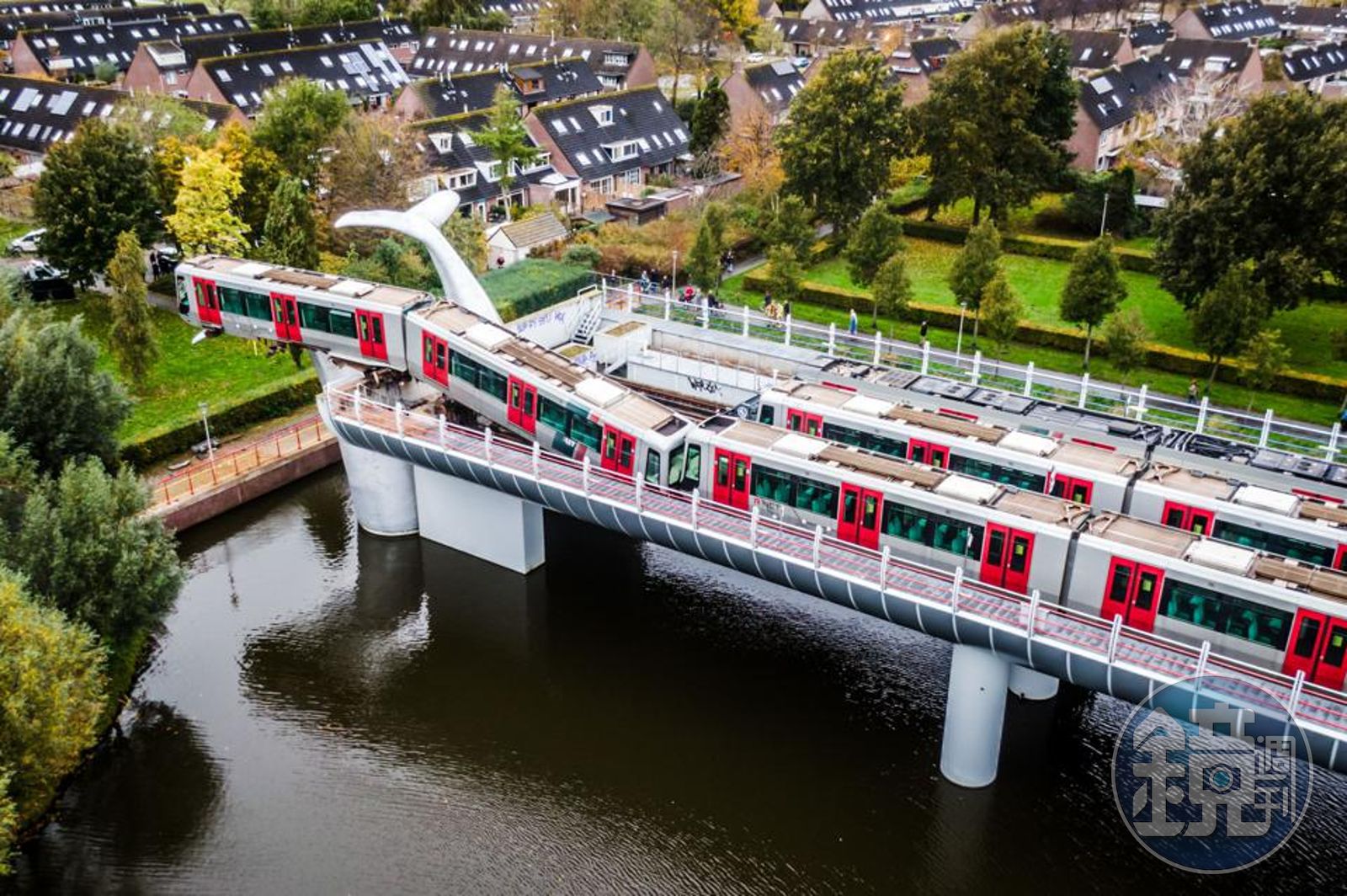 荷蘭捷運失控脫軌衝出盡頭「鯨魚尾巴」神救援保命- 鏡週刊Mirror Media