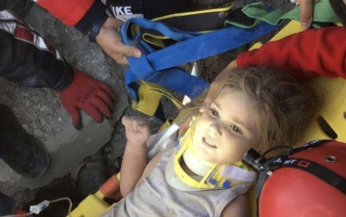 4歲女童艾達在愛琴海強震的瓦礫堆中奇蹟生還。（翻攝自CNN Türk）