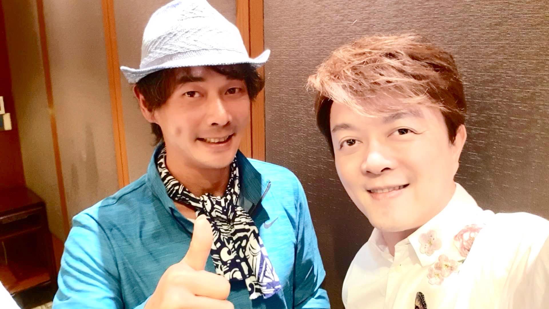 黃品源(左)曾被拍到帶短裙女子到工作室,但他說對方僅是朋友。(翻攝黃品源臉書)