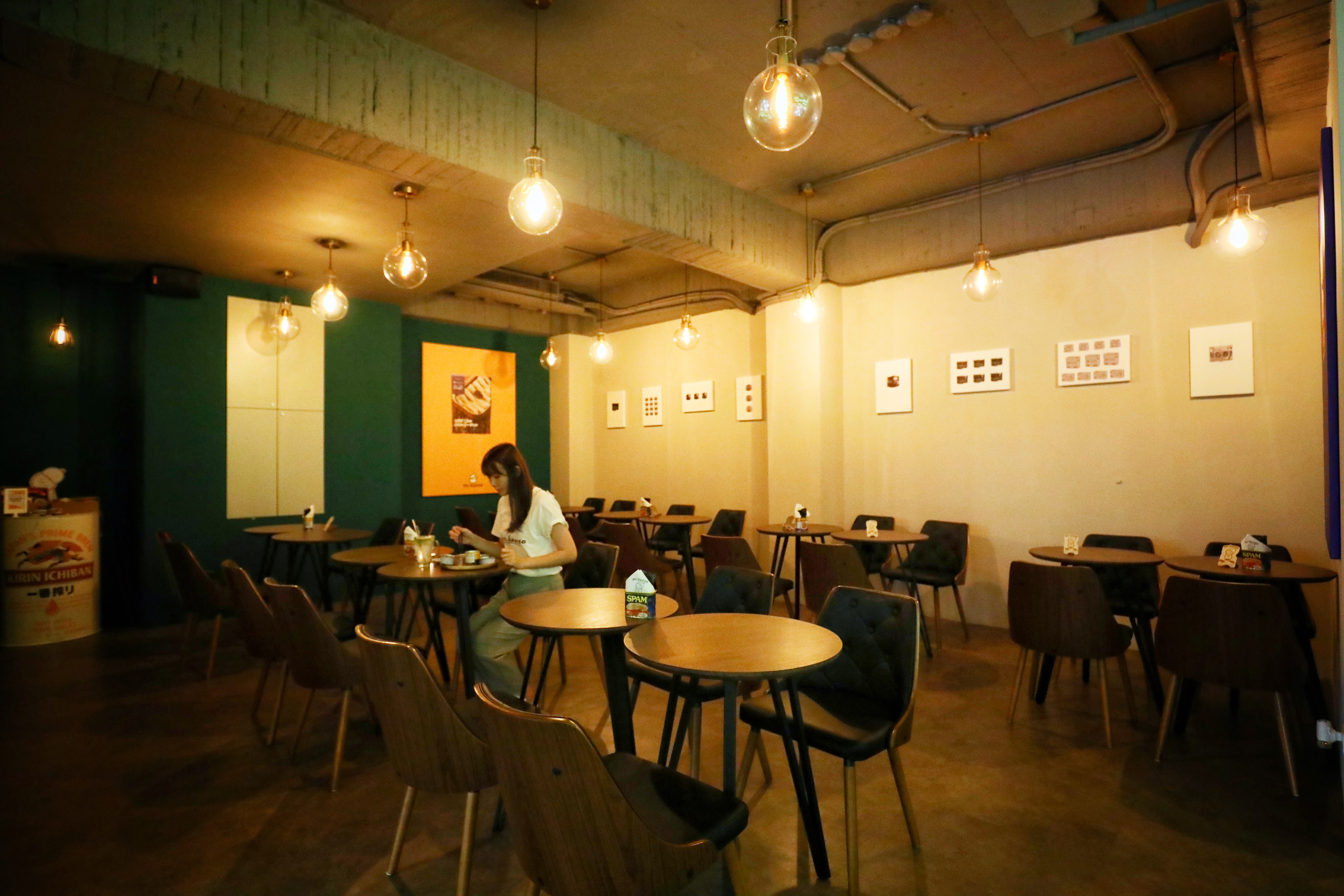 除了可以把罐頭買回家，mr. kanso仁愛店也提供現場罐頭下酒菜的即食服務。（攝影：何宗昇）