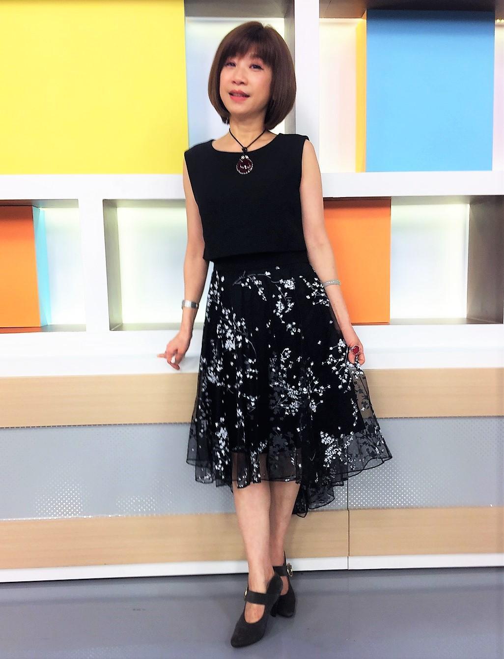 今子嫣年輕時從紅包場出道大受歡迎,轉戰演藝圈後近年演出植劇場《花甲少年轉大人》中的二嫂花明媽再度受到關注。(和展影視提供)