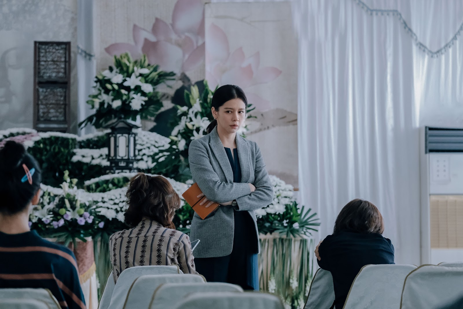 女星徐若瑄在電影《孤味》中，除了飾演當醫師、嚴肅的二姐，也首次擔任電影監製。（威視提供）