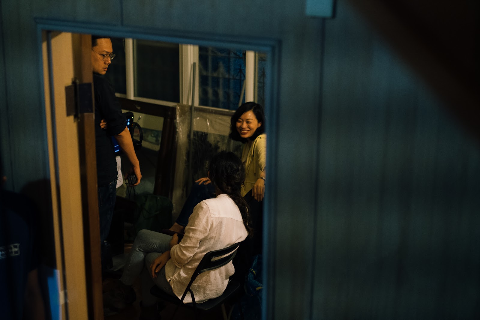 《孤味》導演許承傑（左）與製片人劉宛玲在拍片現場討論。（劉宛玲提供）