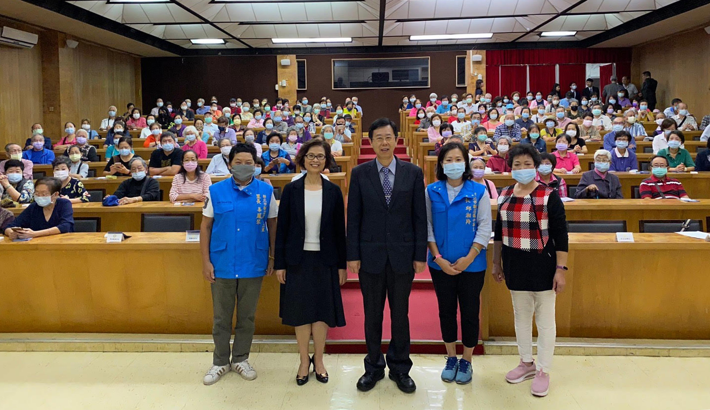 為落實人民的調查局，調查局首次辦理敦親睦鄰活動，局長呂文忠展現親民作風，親自歡迎街坊鄰居蒞臨。（調查局提供）