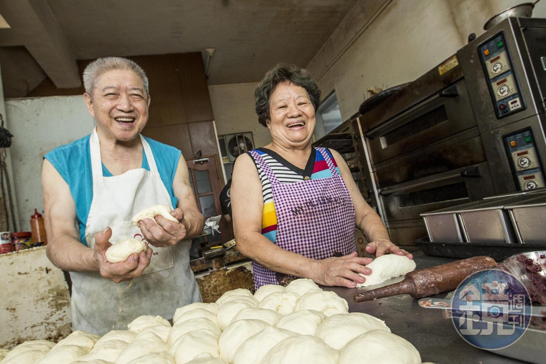 超過70歲的鄭正宗(左)與陳素英(右)做麵包30多年,靠著火盛製餅舖賣餅、麵包,拉拔孩子長大。