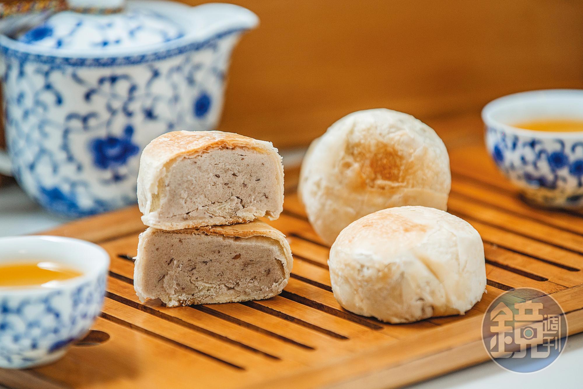 火盛製餅舗的月餅（封仔餅）有白豆沙、綠豆沙2種口味，餡料綿密，冷凍後退冰一樣好吃。（120元/5個、230元/10個，需預訂）