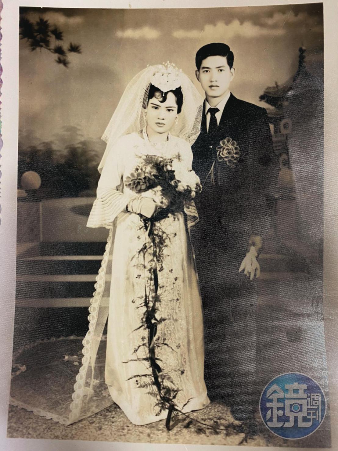 鄭正宗（右）和陳素英（左）家庭背景差距甚大，因媒妁之言結婚。（陳未英提供）