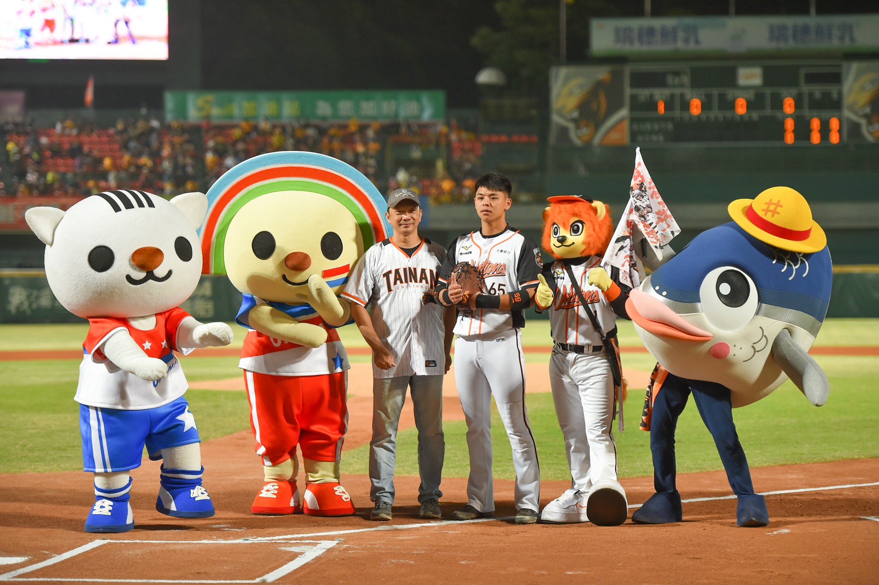 黃信堯開完球後與捕手陳重羽及吉祥物合影。（甲上提供）
