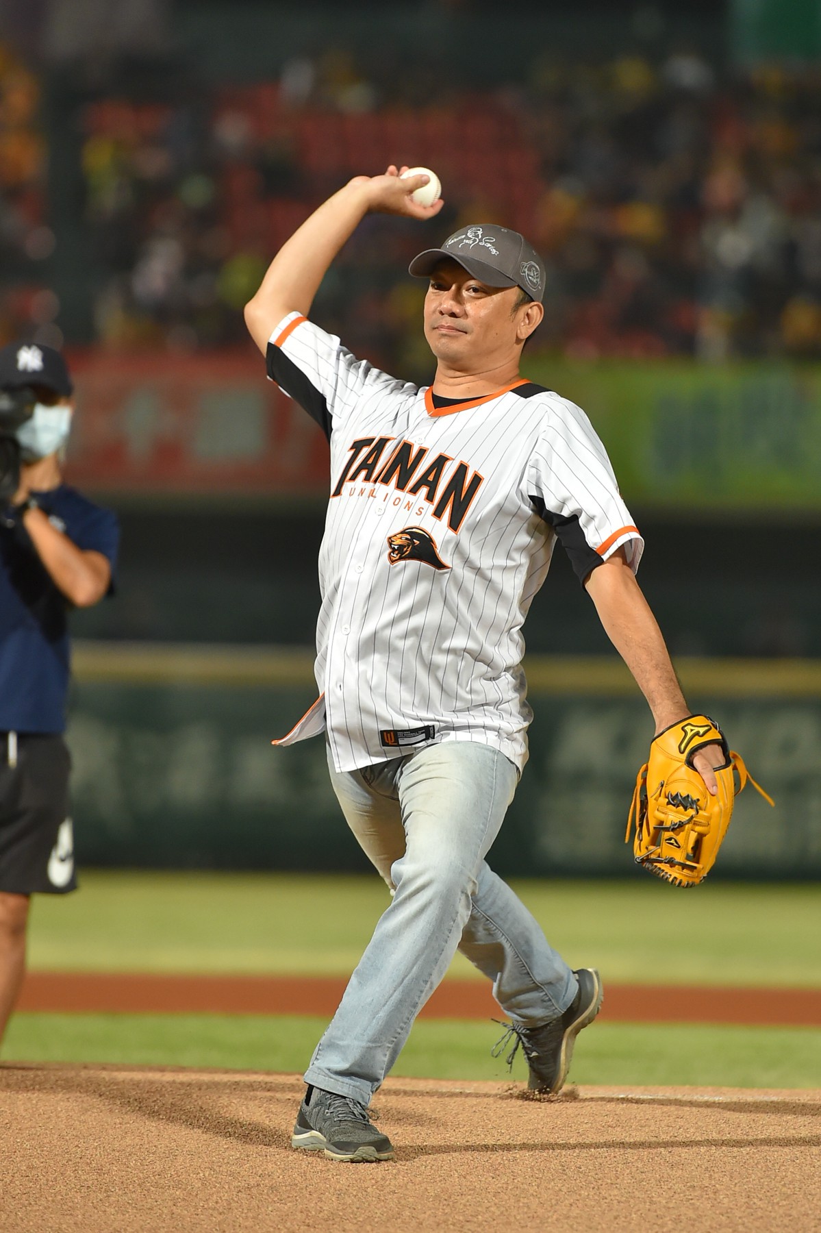 導演黃信堯回到故鄉台南為中華職棒總冠軍系列第3戰擔任開球嘉賓。(甲上提供)