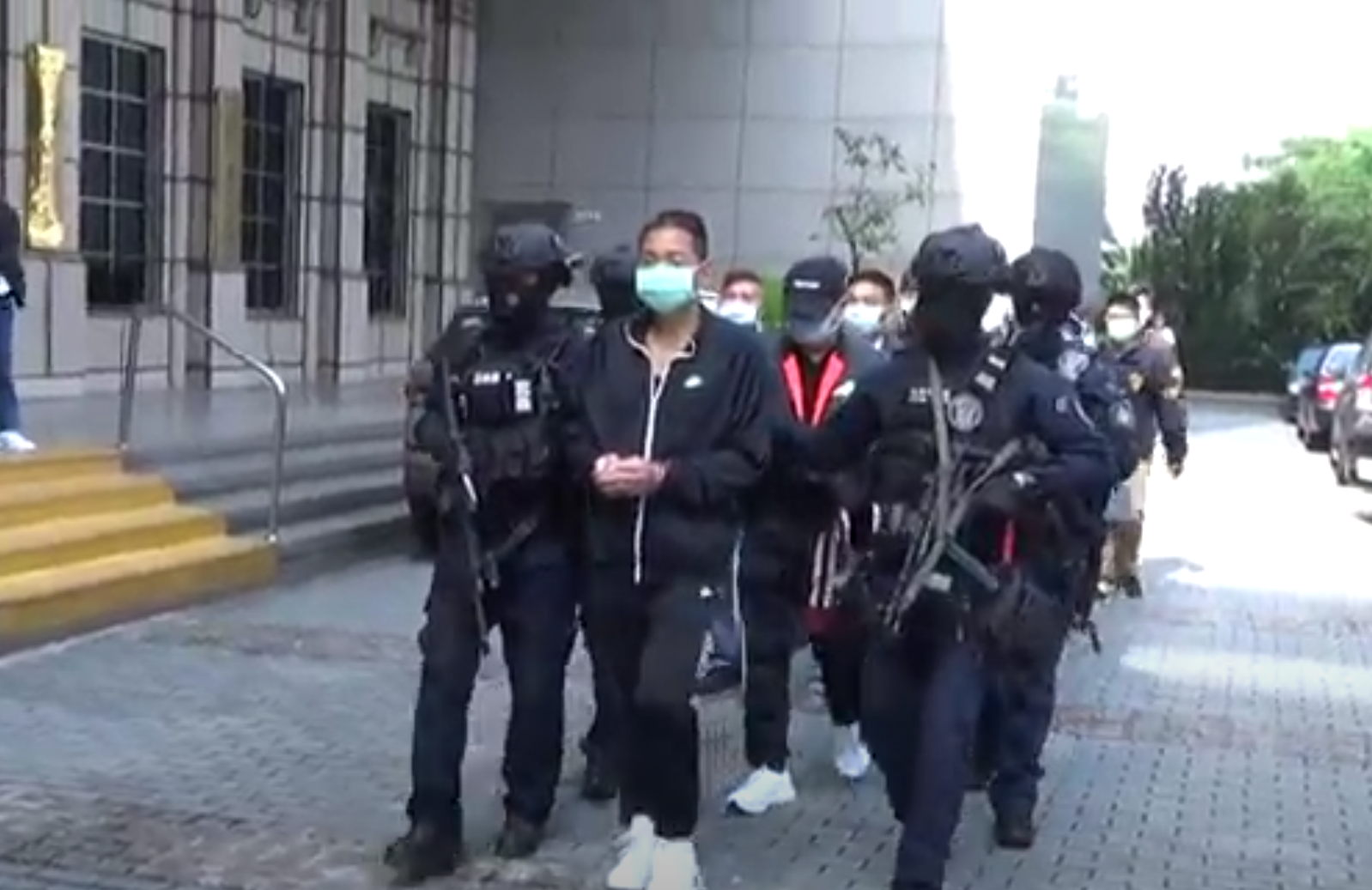 警方將涉嫌對澎恰恰等人暴力討債的朱嫌等7人逮捕。(翻攝畫面)